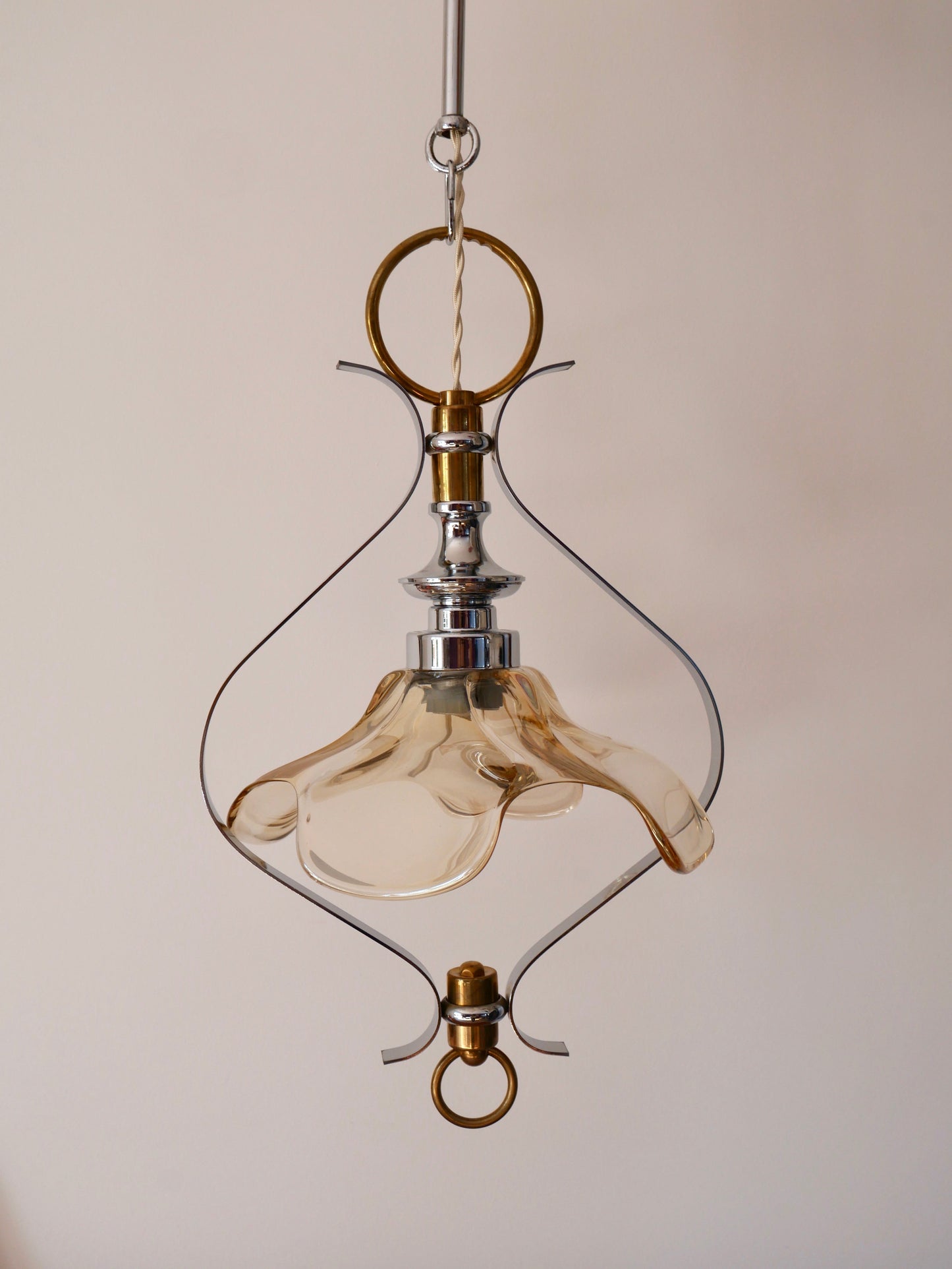 Suspension pétale en verre, laiton et métal chromé années 50
