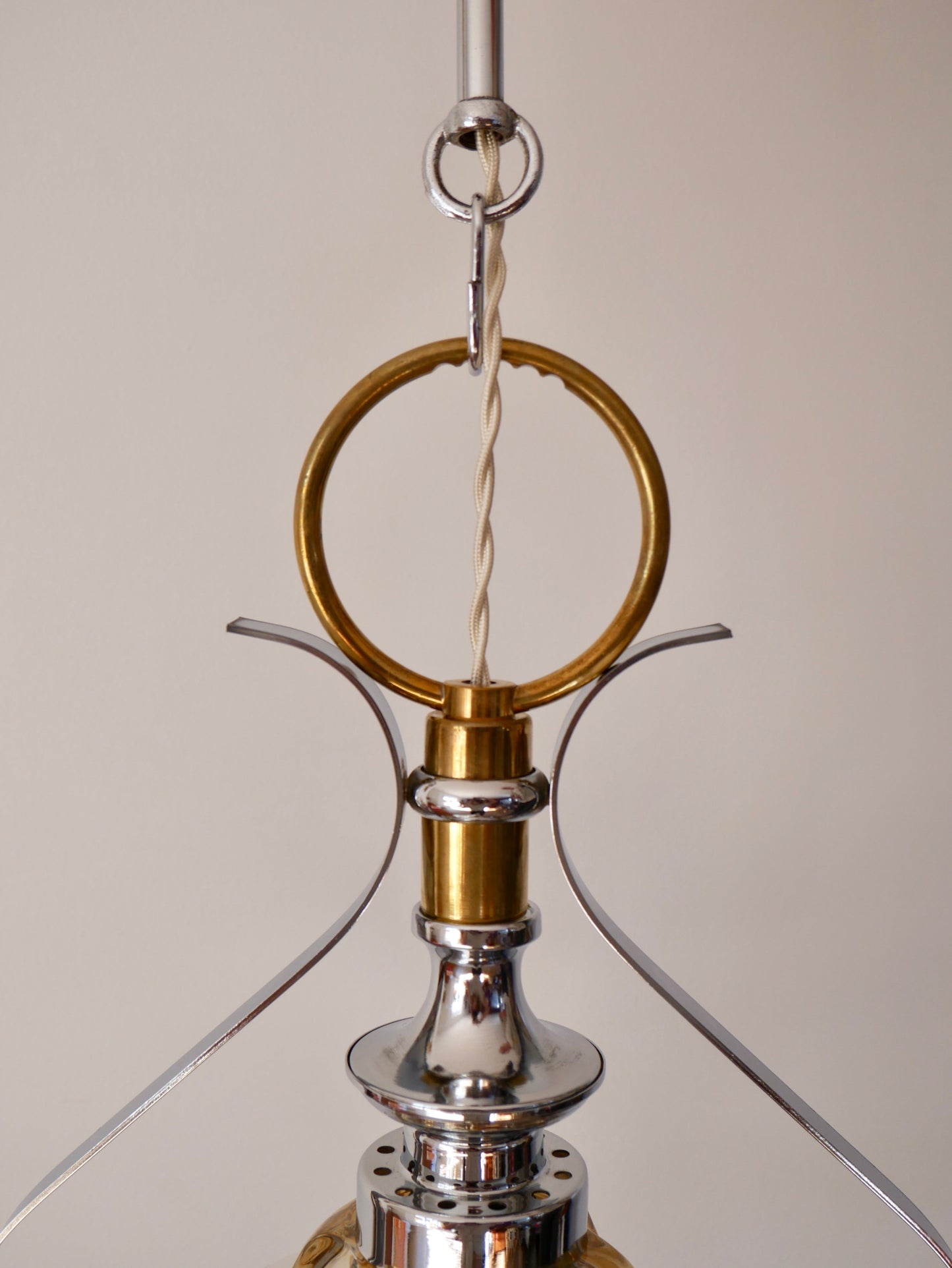 Suspension pétale en verre, laiton et métal chromé années 50