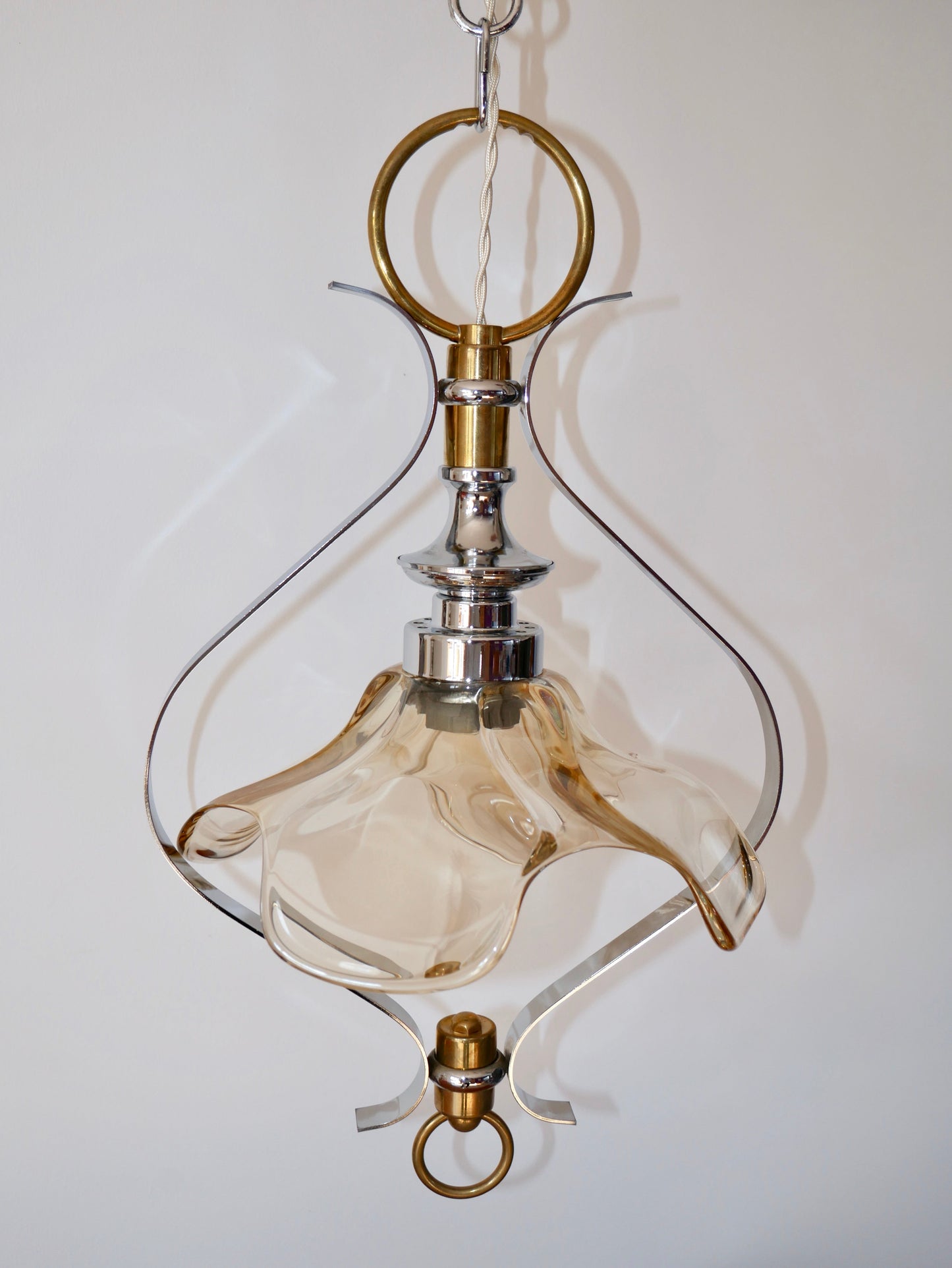 Suspension pétale en verre, laiton et métal chromé années 50