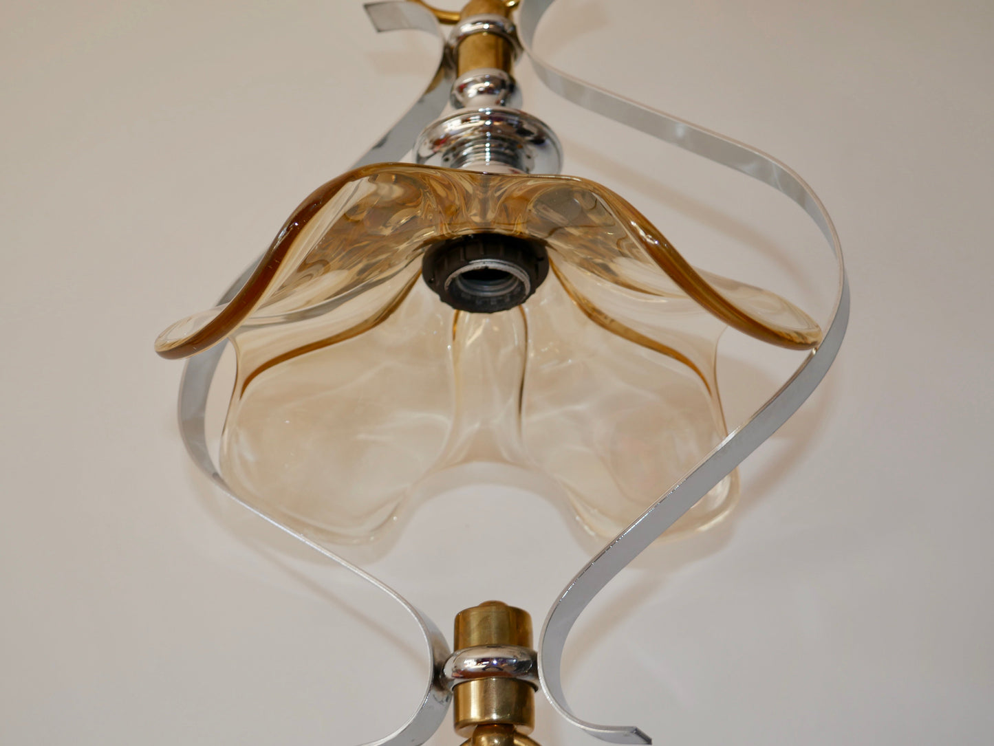 Suspension pétale en verre, laiton et métal chromé années 50