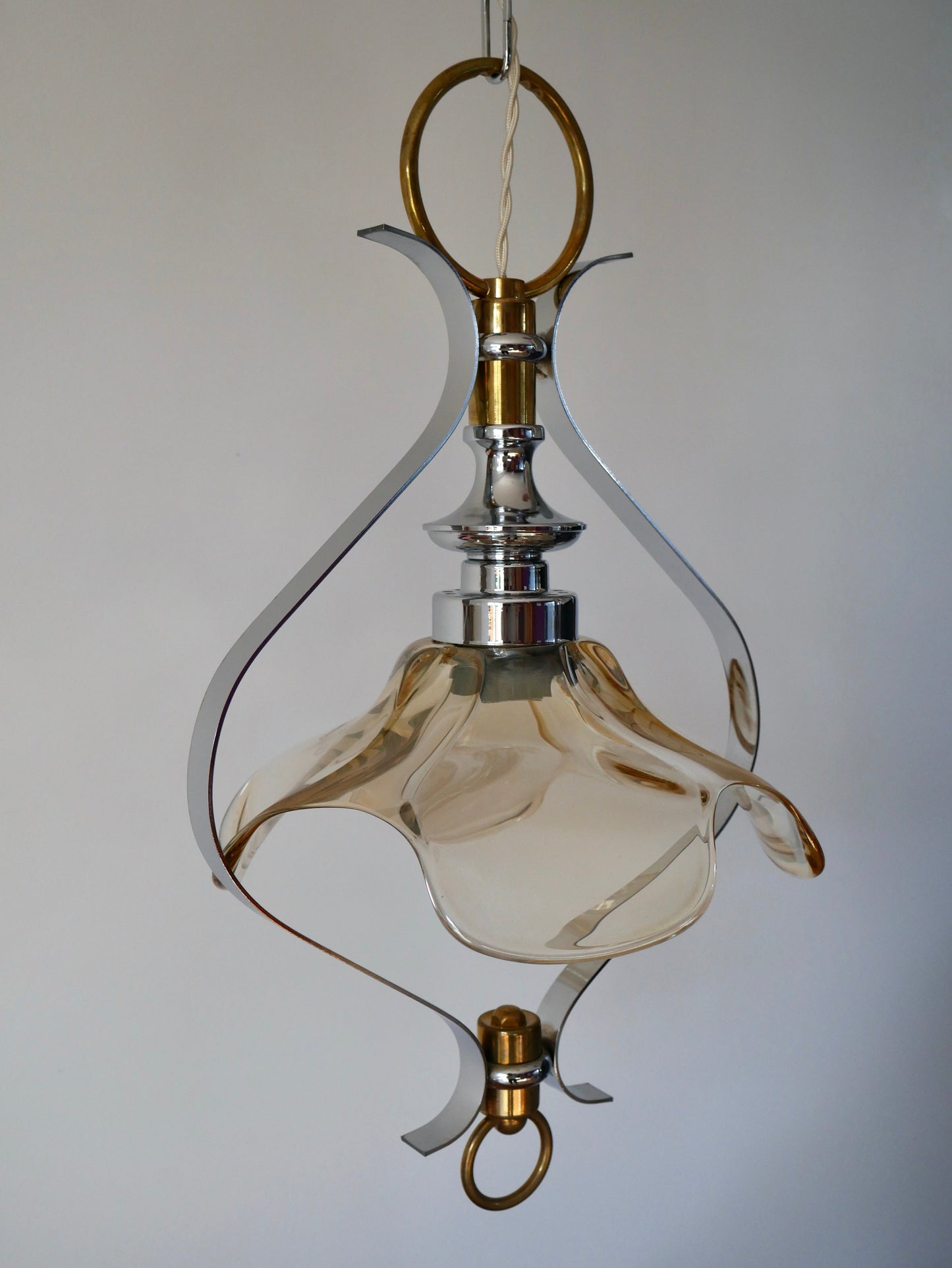 Suspension pétale en verre, laiton et métal chromé années 50