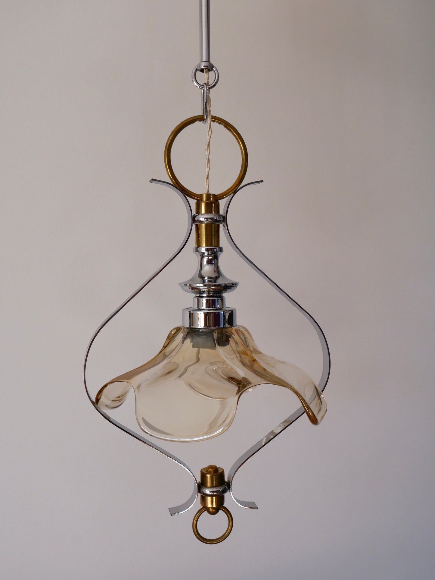 Suspension pétale en verre, laiton et métal chromé années 50