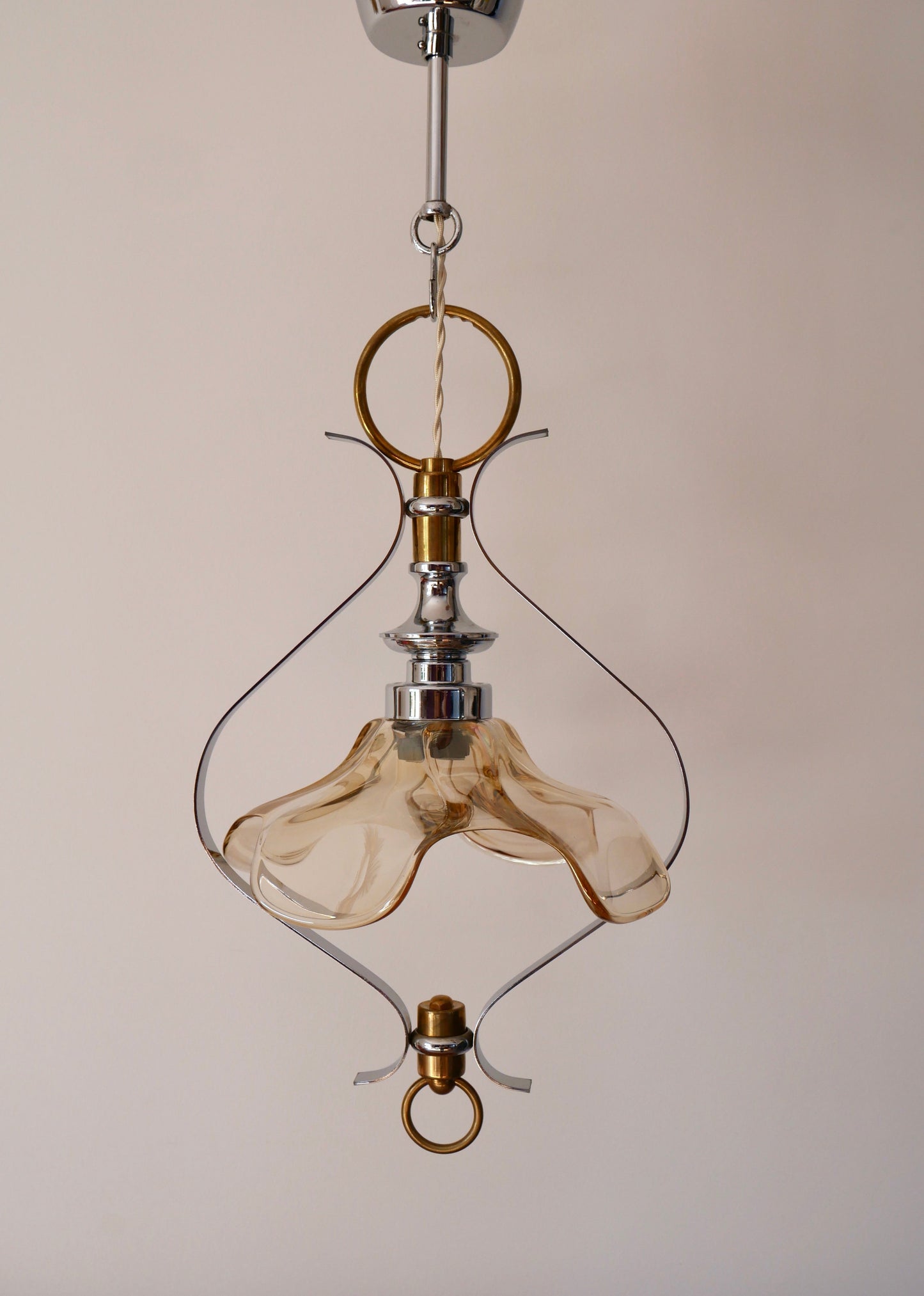 Suspension pétale en verre, laiton et métal chromé années 50