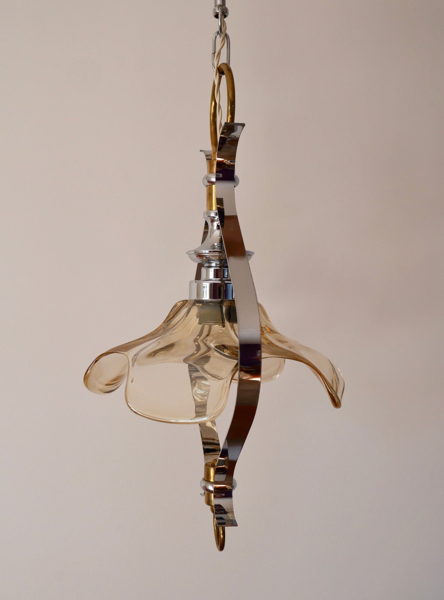 Suspension pétale en verre, laiton et métal chromé années 50