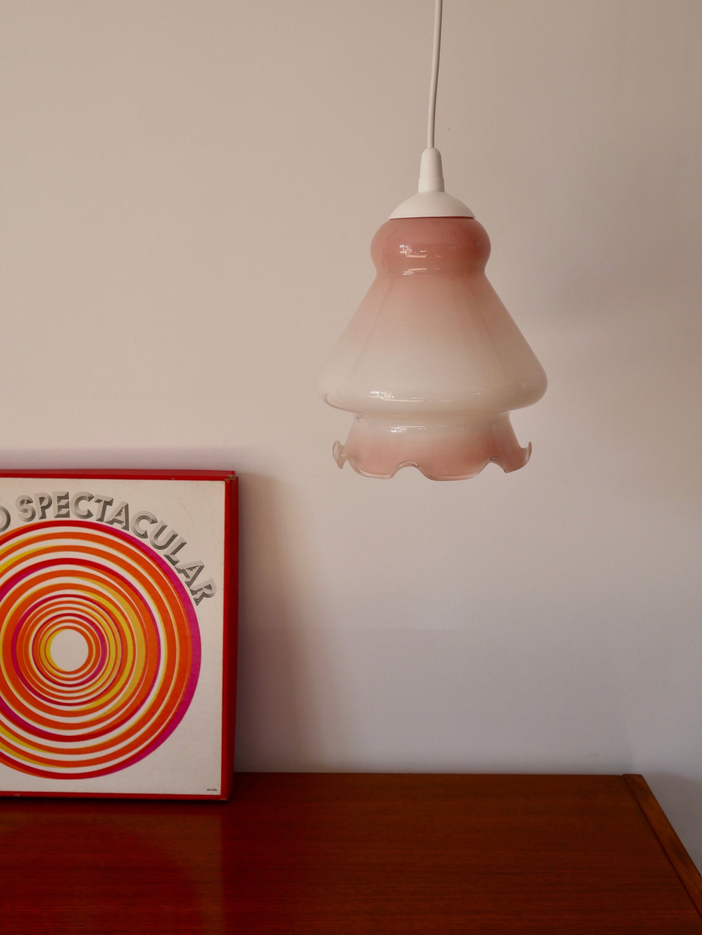 Suspension en opaline dentelée rose poudré années 60