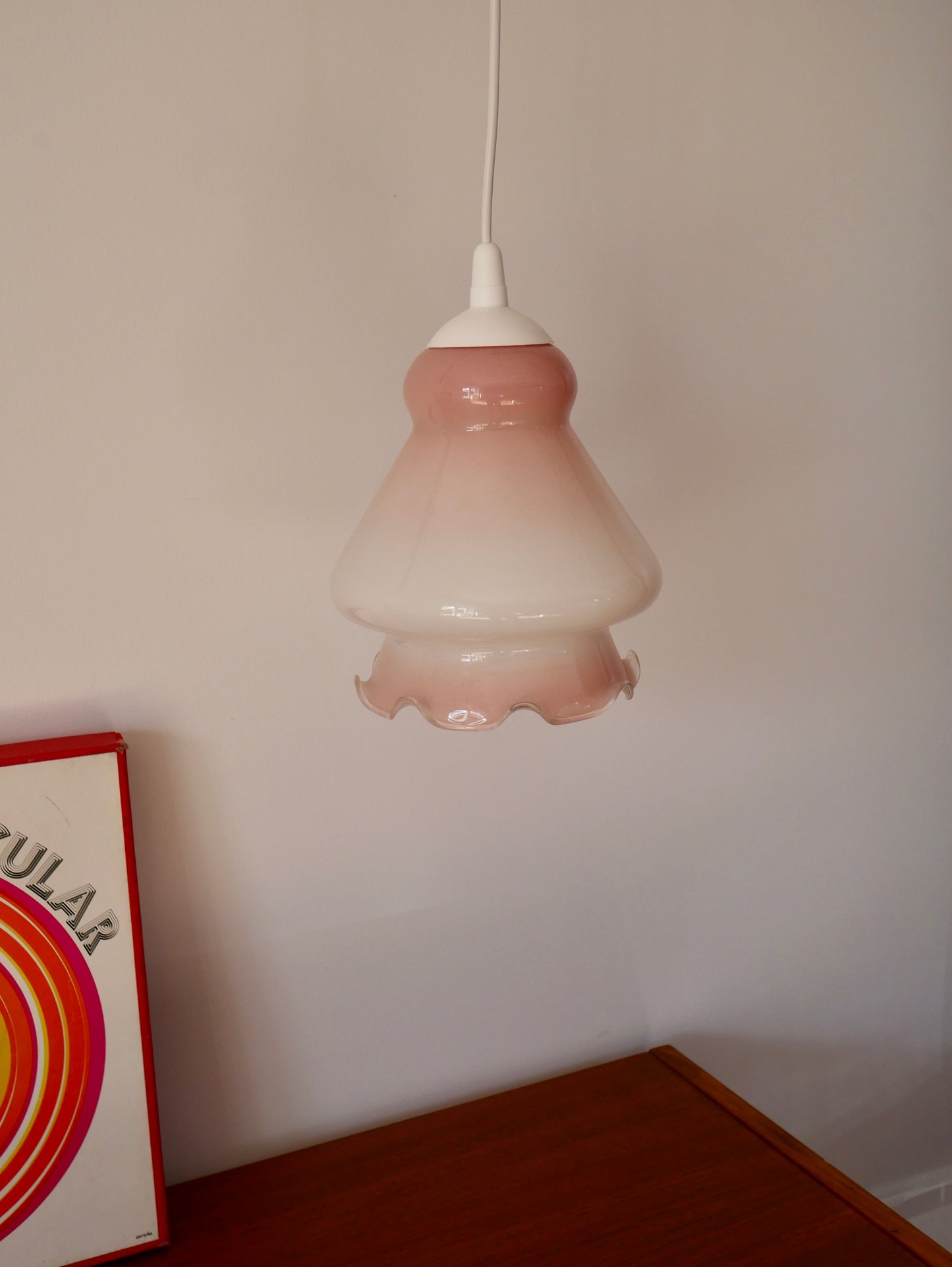Suspension en opaline dentelée rose poudré années 60