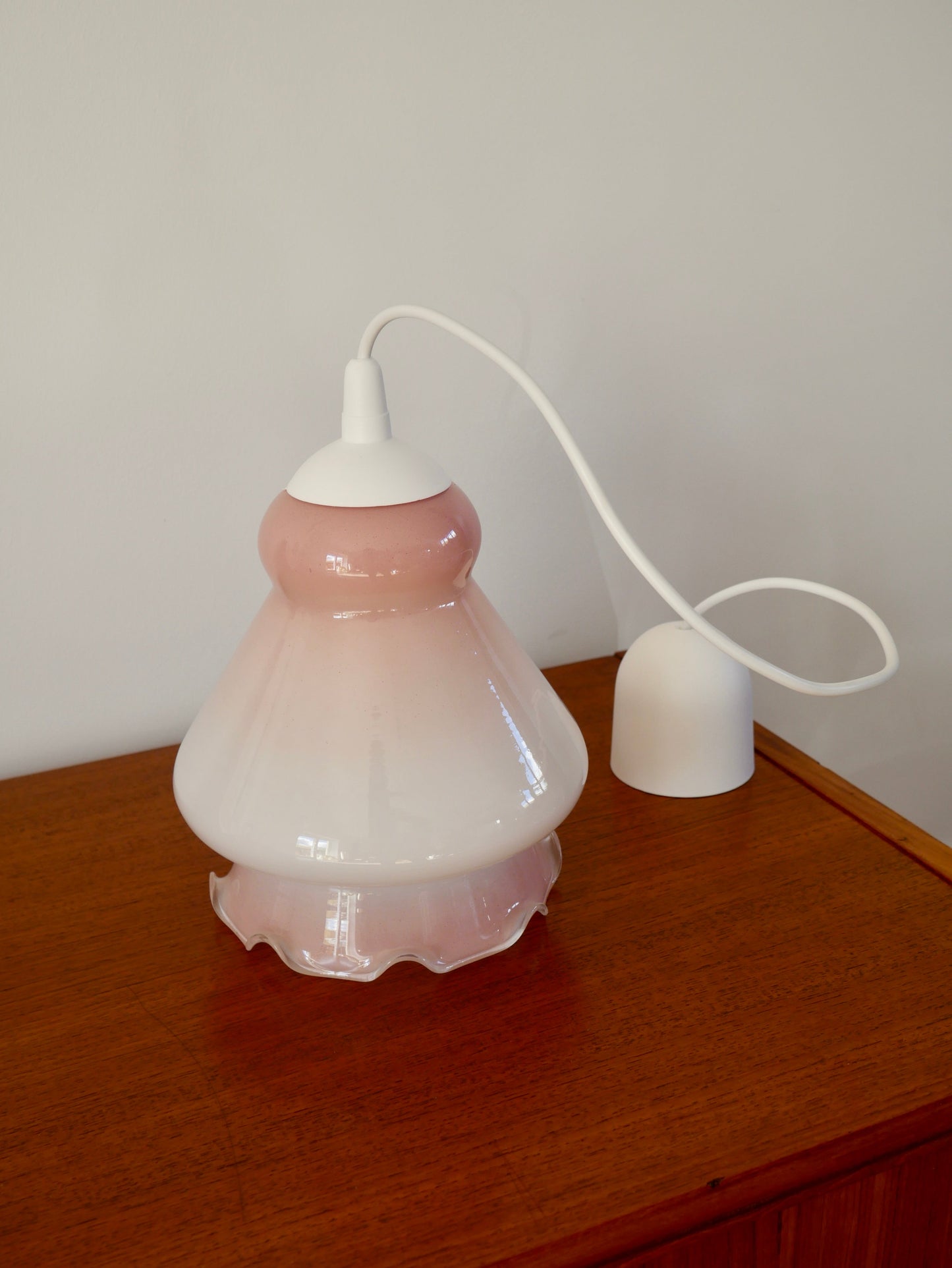 Suspension en opaline dentelée rose poudré années 60
