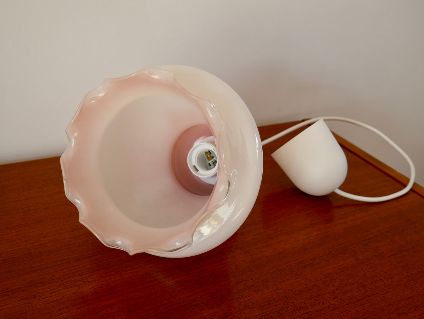 Suspension en opaline dentelée rose poudré années 60