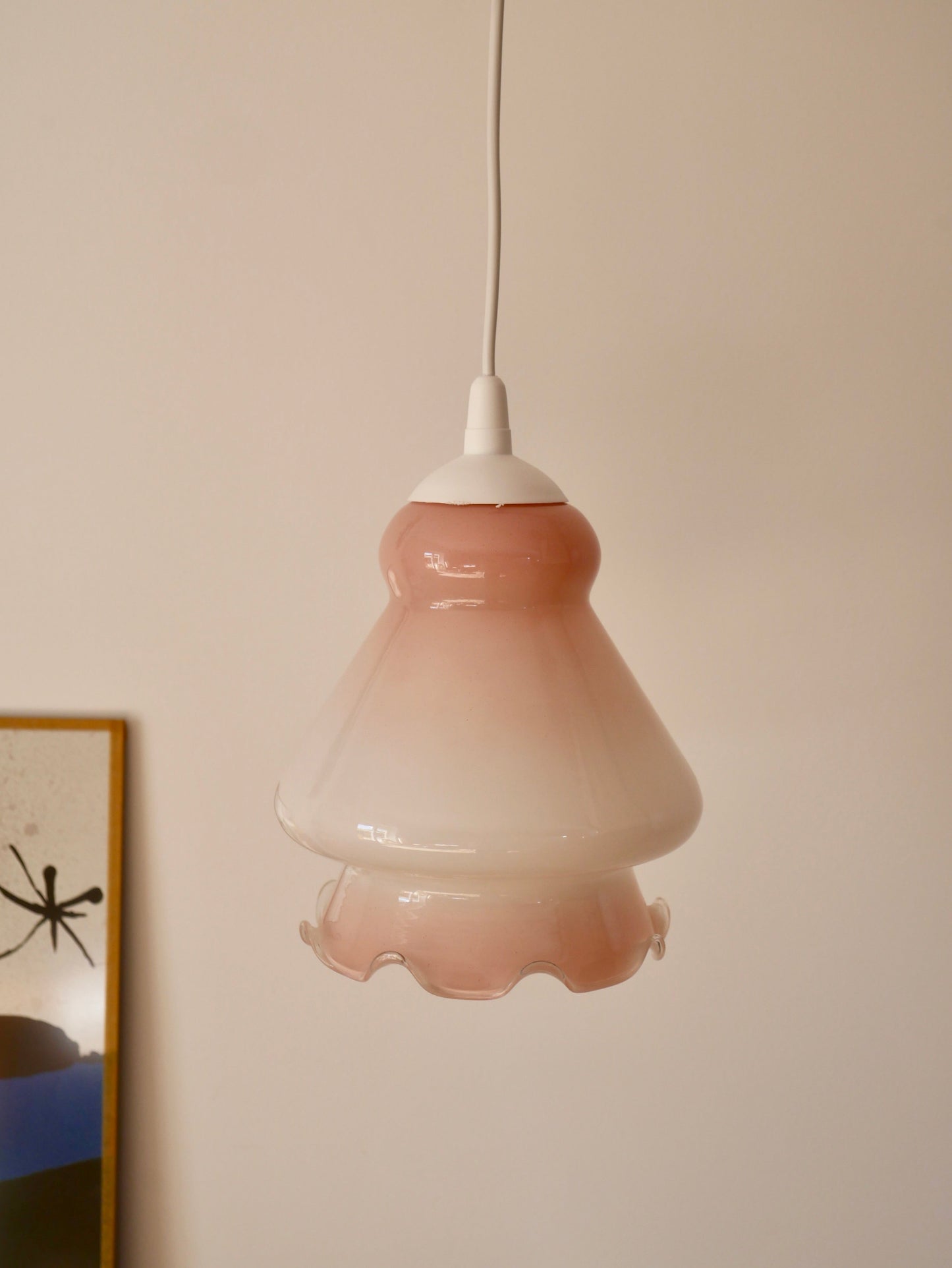 Suspension en opaline dentelée rose poudré années 60