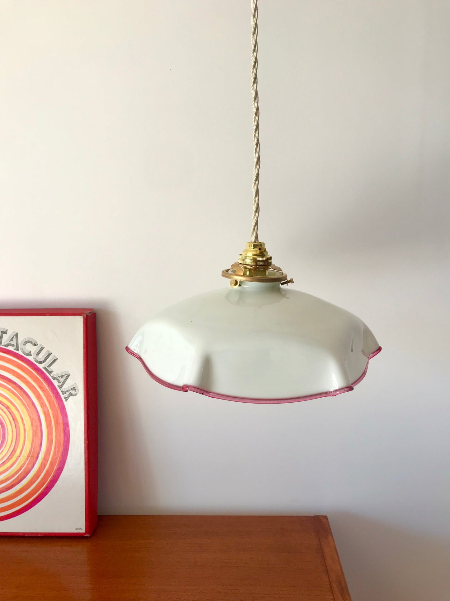 Suspension en opaline plissée blanc et liseré bordeaux années 50