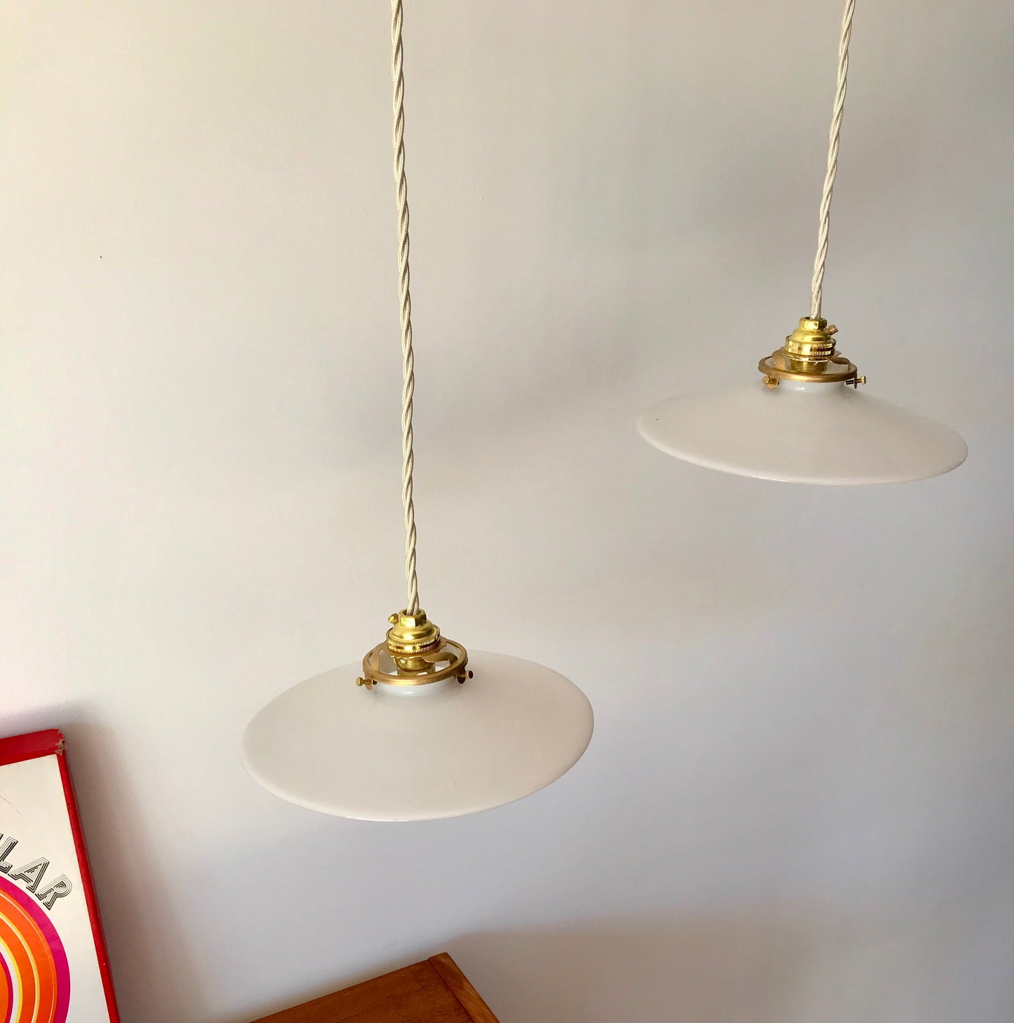 Paire de petites suspensions en opaline lisses début XXème