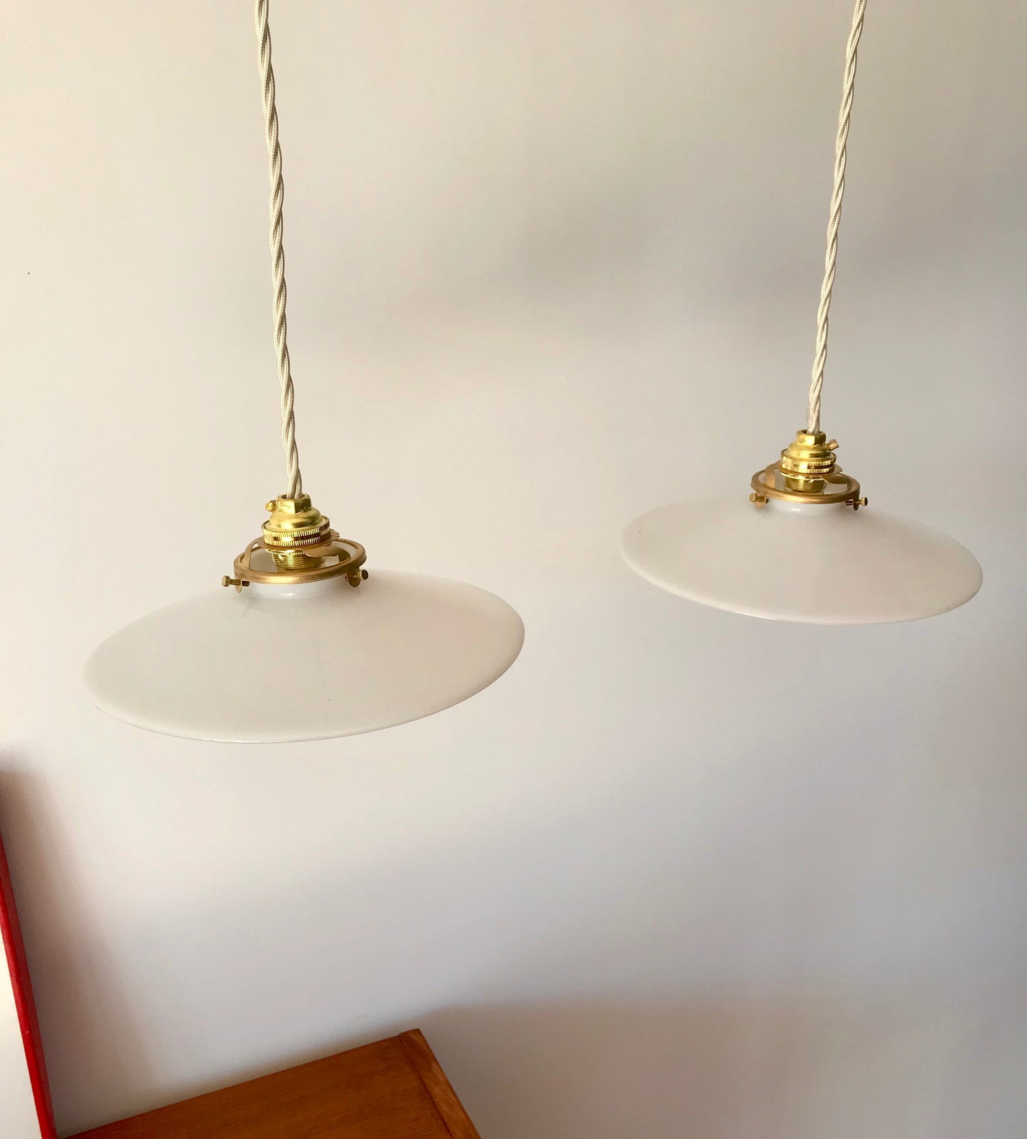 Paire de petites suspensions en opaline lisses début XXème