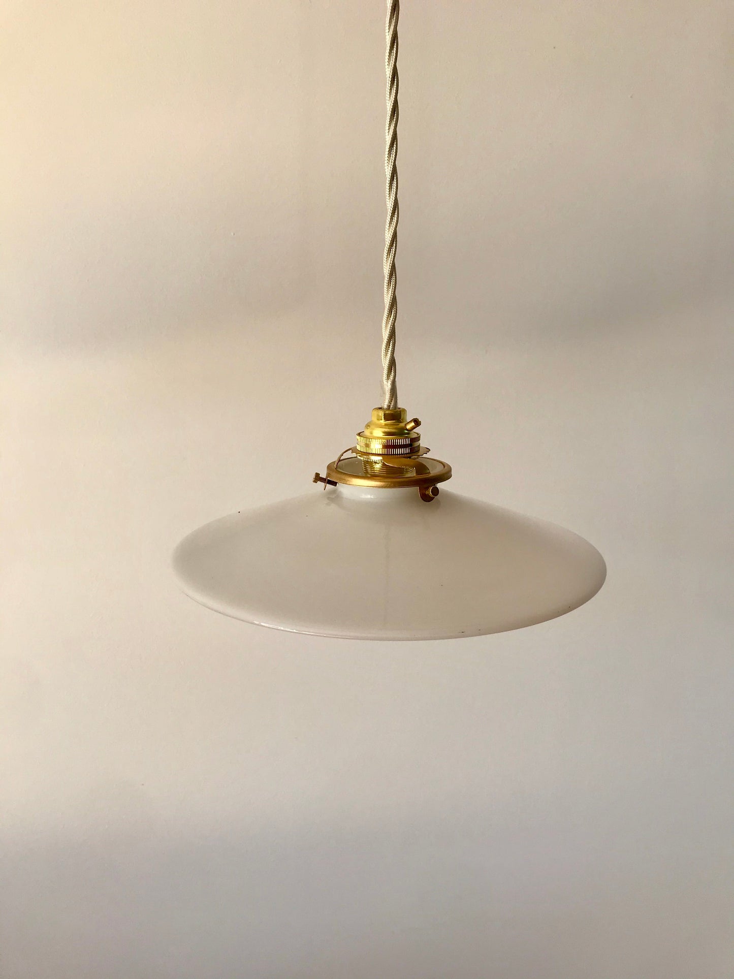 Paire de petites suspensions en opaline lisses début XXème