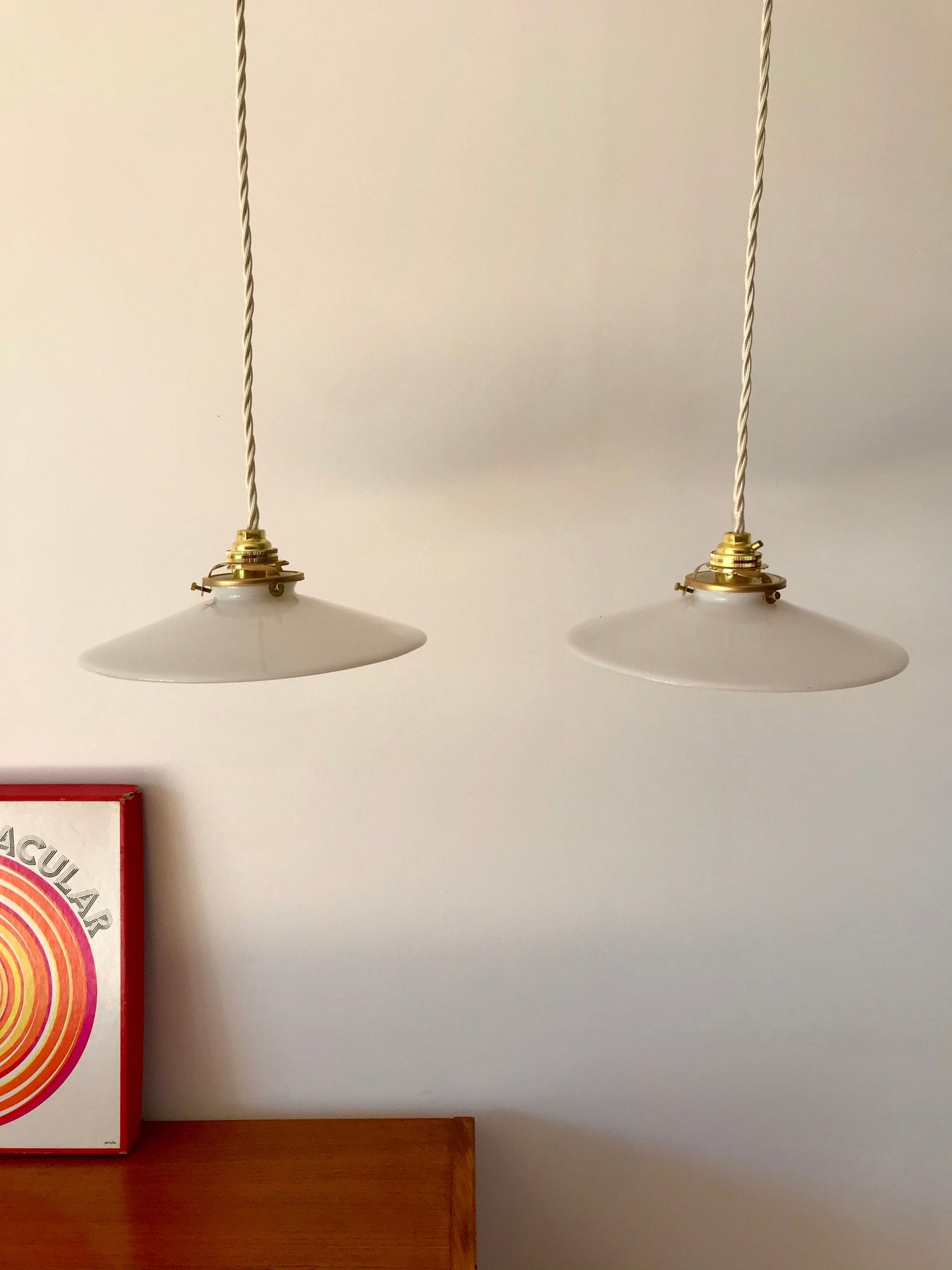Paire de petites suspensions en opaline lisses début XXème