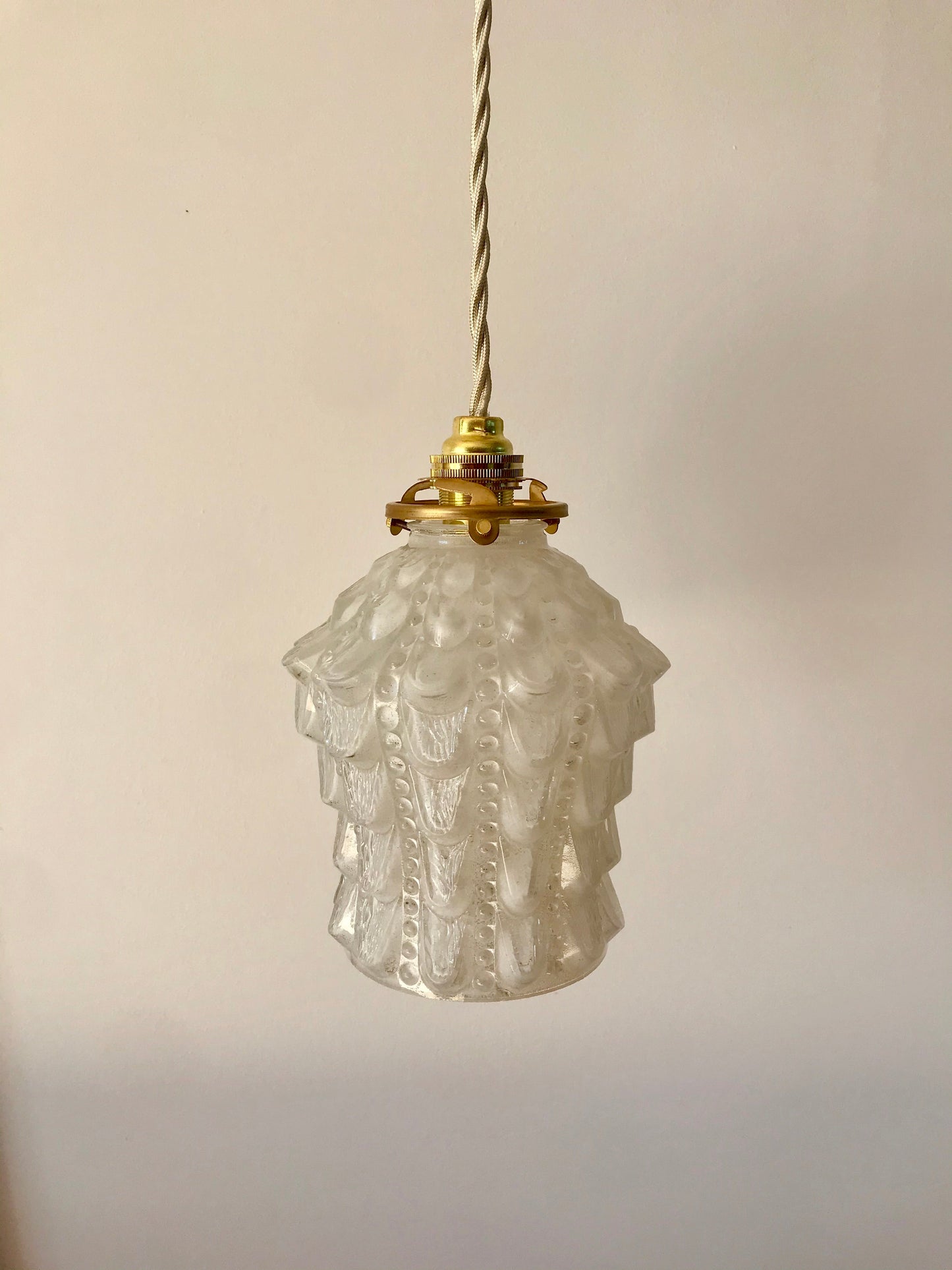 Suspension en verre moulé art déco années 30