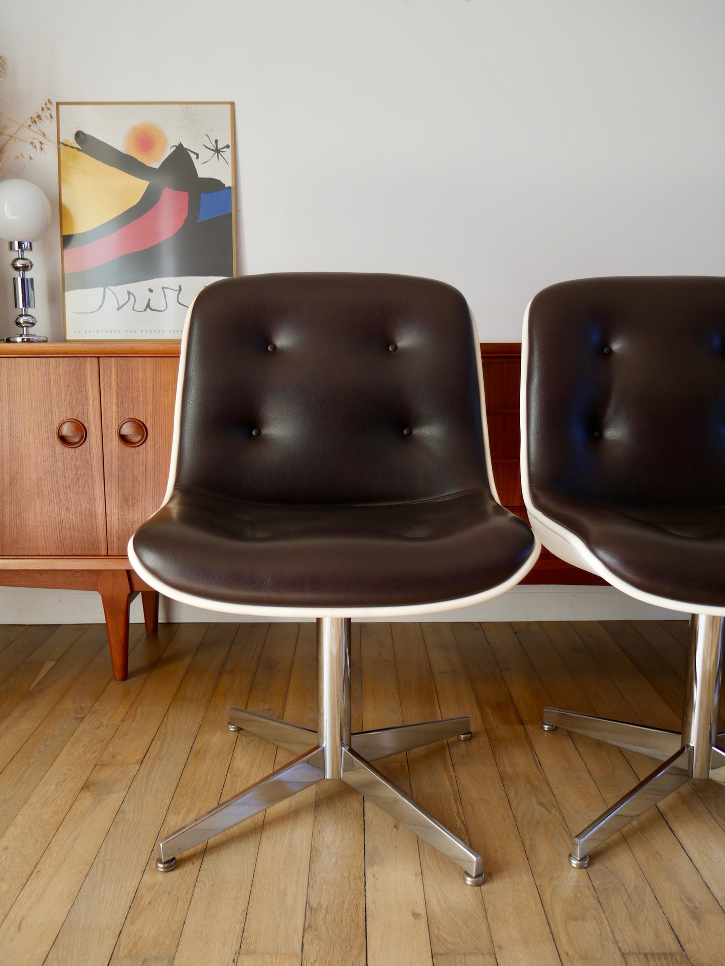 Ensemble de 4 fauteuils à coques design Strafor Pollock en cuir, plastique et piètement étoilé en chrome Space Age années 70