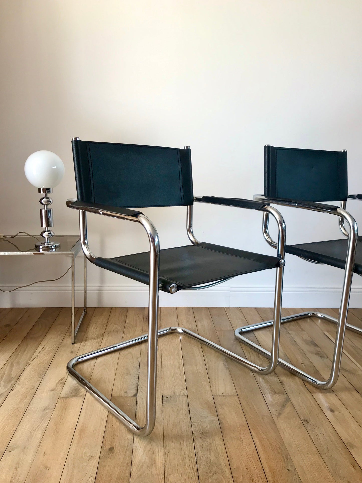 Paire de fauteuils design tubulaires en chrome et croûte de cuir, dans le goût de Mart Stam / Breuer, 1970