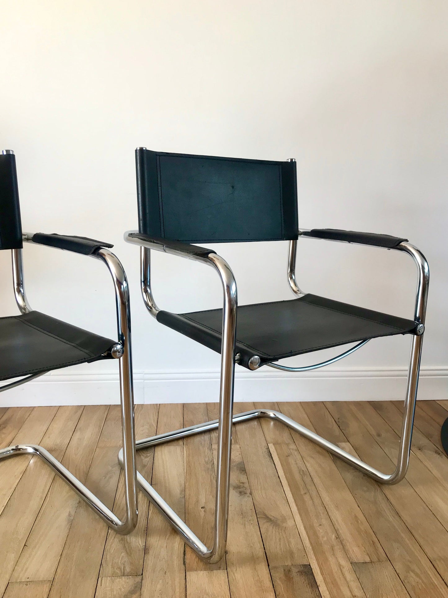 Paire de fauteuils design tubulaires en chrome et croûte de cuir, dans le goût de Mart Stam / Breuer, 1970