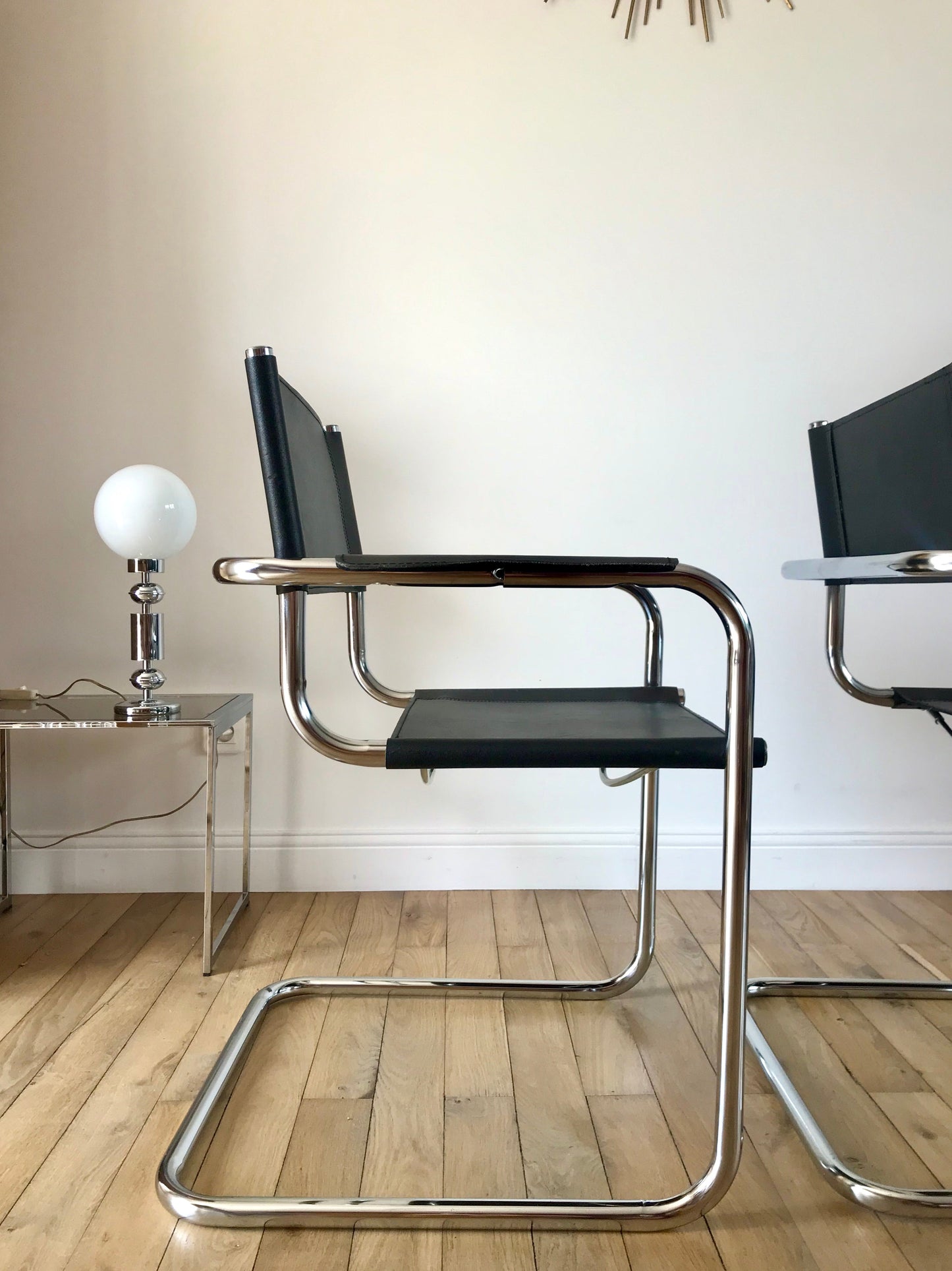 Paire de fauteuils design tubulaires en chrome et croûte de cuir, dans le goût de Mart Stam / Breuer, 1970
