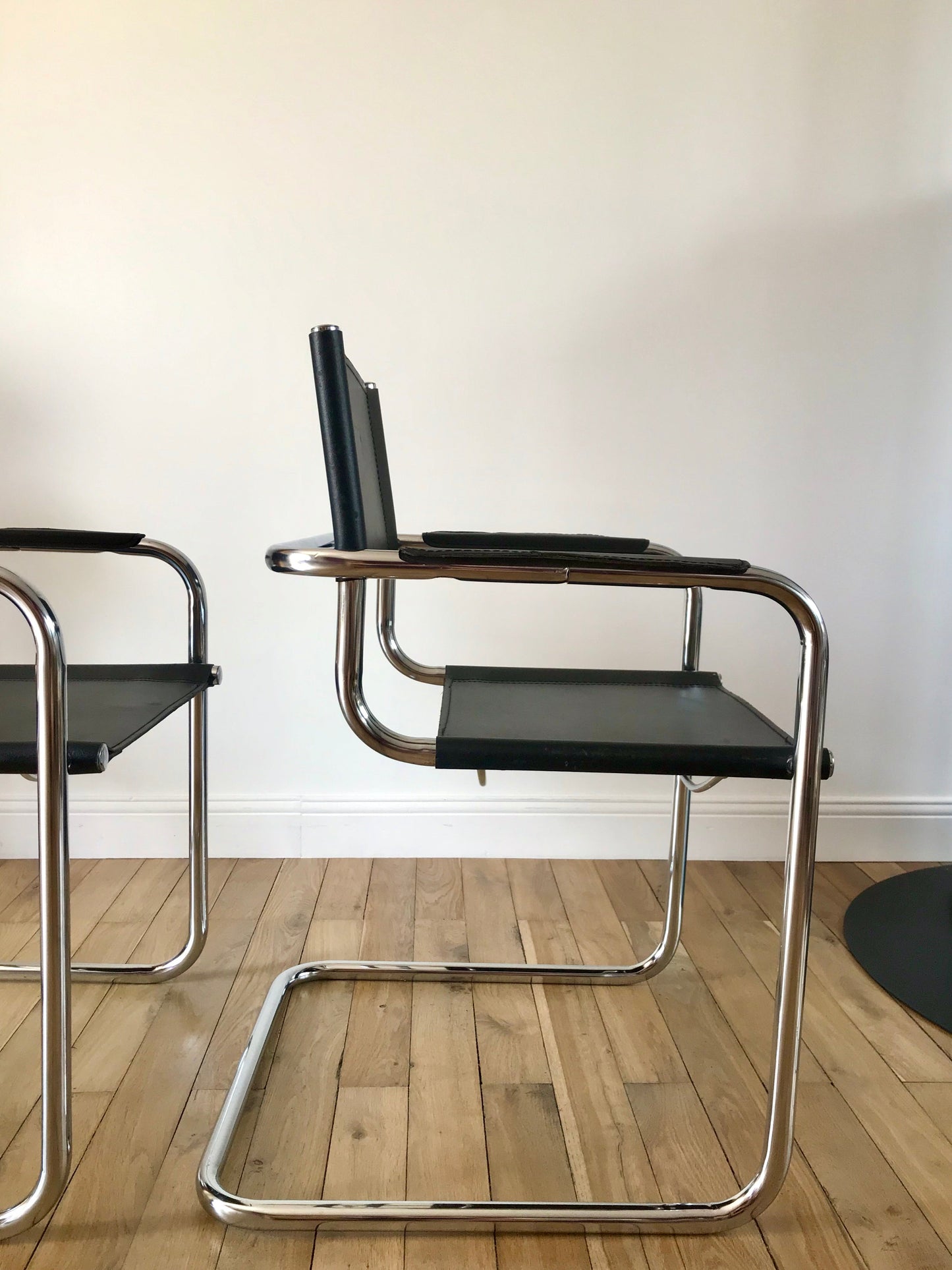 Paire de fauteuils design tubulaires en chrome et croûte de cuir, dans le goût de Mart Stam / Breuer, 1970