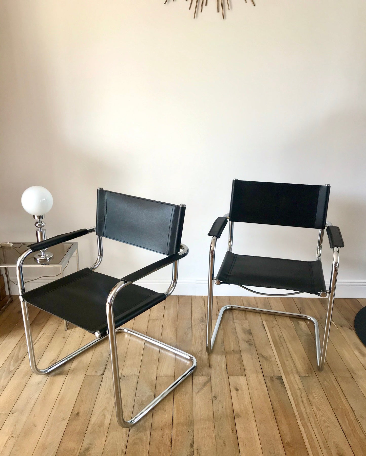 Paire de fauteuils design tubulaires en chrome et croûte de cuir, dans le goût de Mart Stam / Breuer, 1970