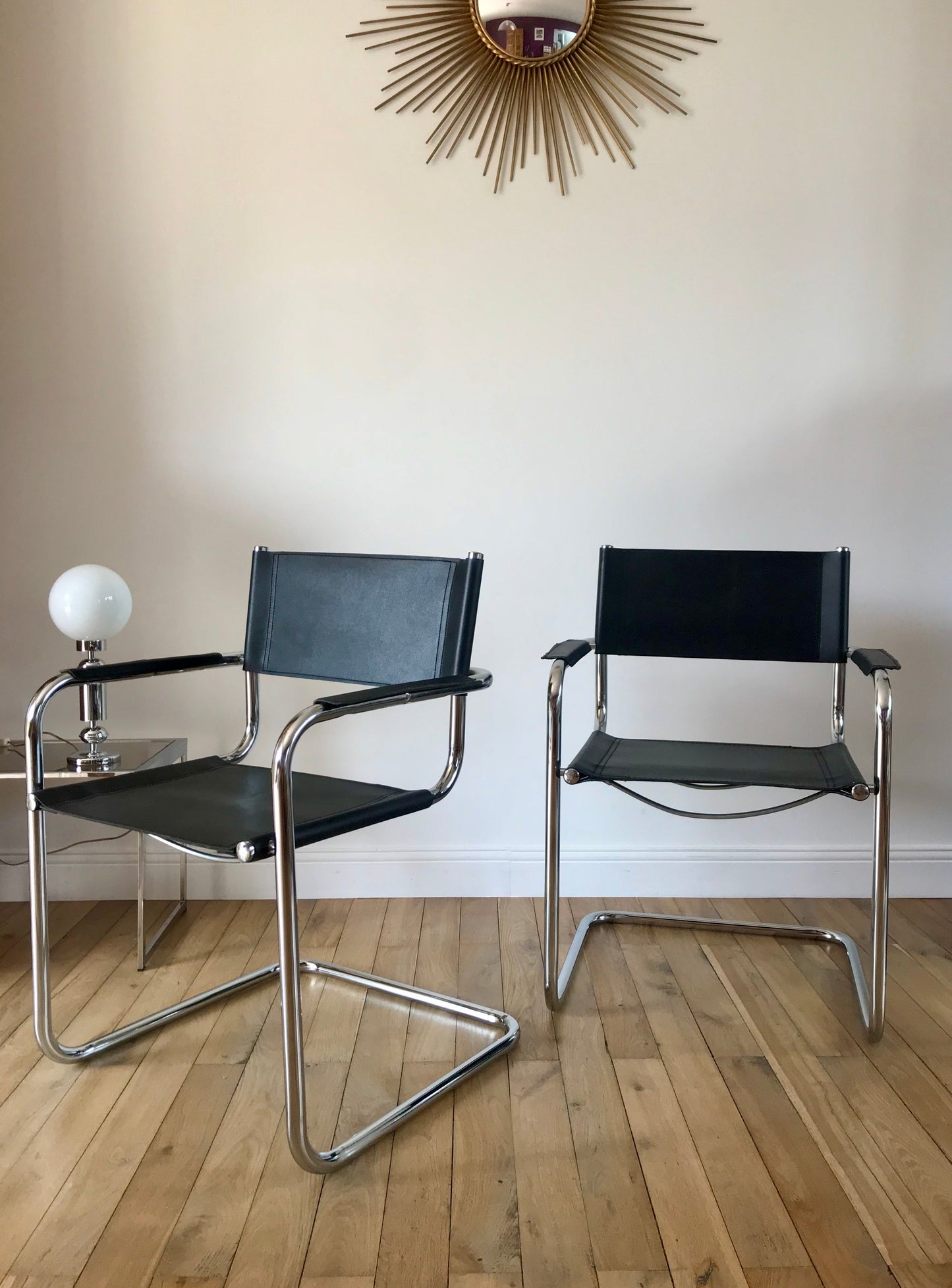 Paire de fauteuils design tubulaires en chrome et croûte de cuir, dans le goût de Mart Stam / Breuer, 1970