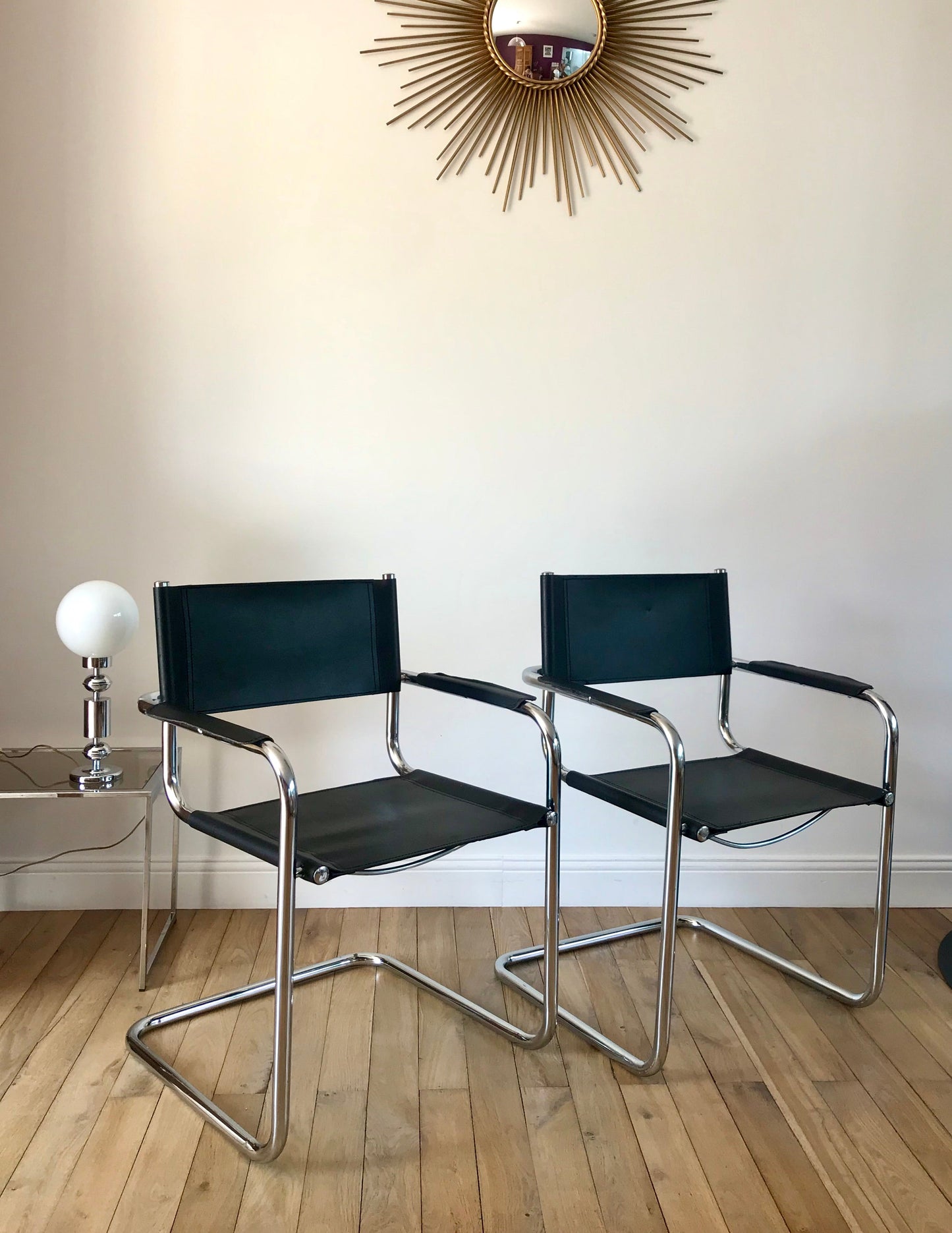 Paire de fauteuils design tubulaires en chrome et croûte de cuir, dans le goût de Mart Stam / Breuer, 1970