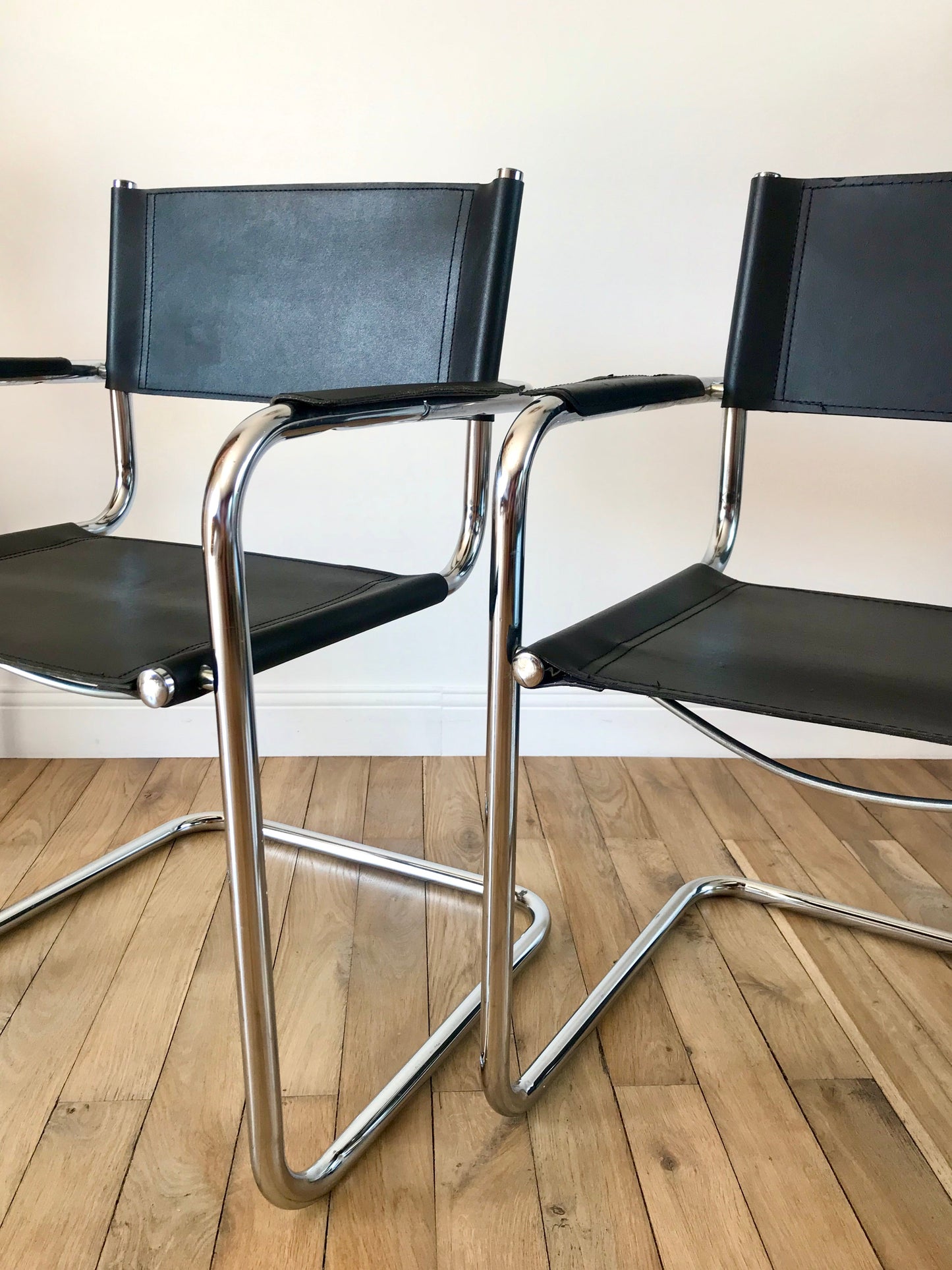 Paire de fauteuils design tubulaires en chrome et croûte de cuir, dans le goût de Mart Stam / Breuer, 1970