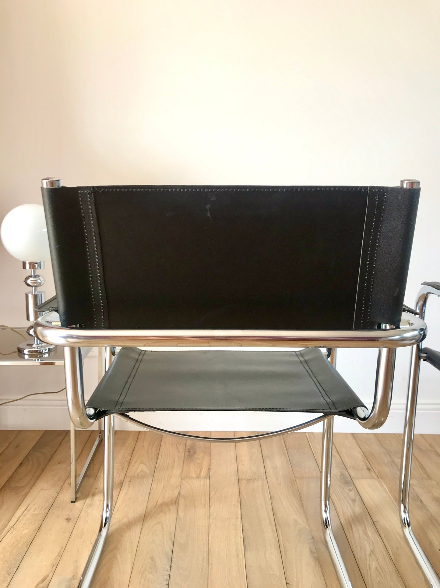 Paire de fauteuils design tubulaires en chrome et croûte de cuir, dans le goût de Mart Stam / Breuer, 1970