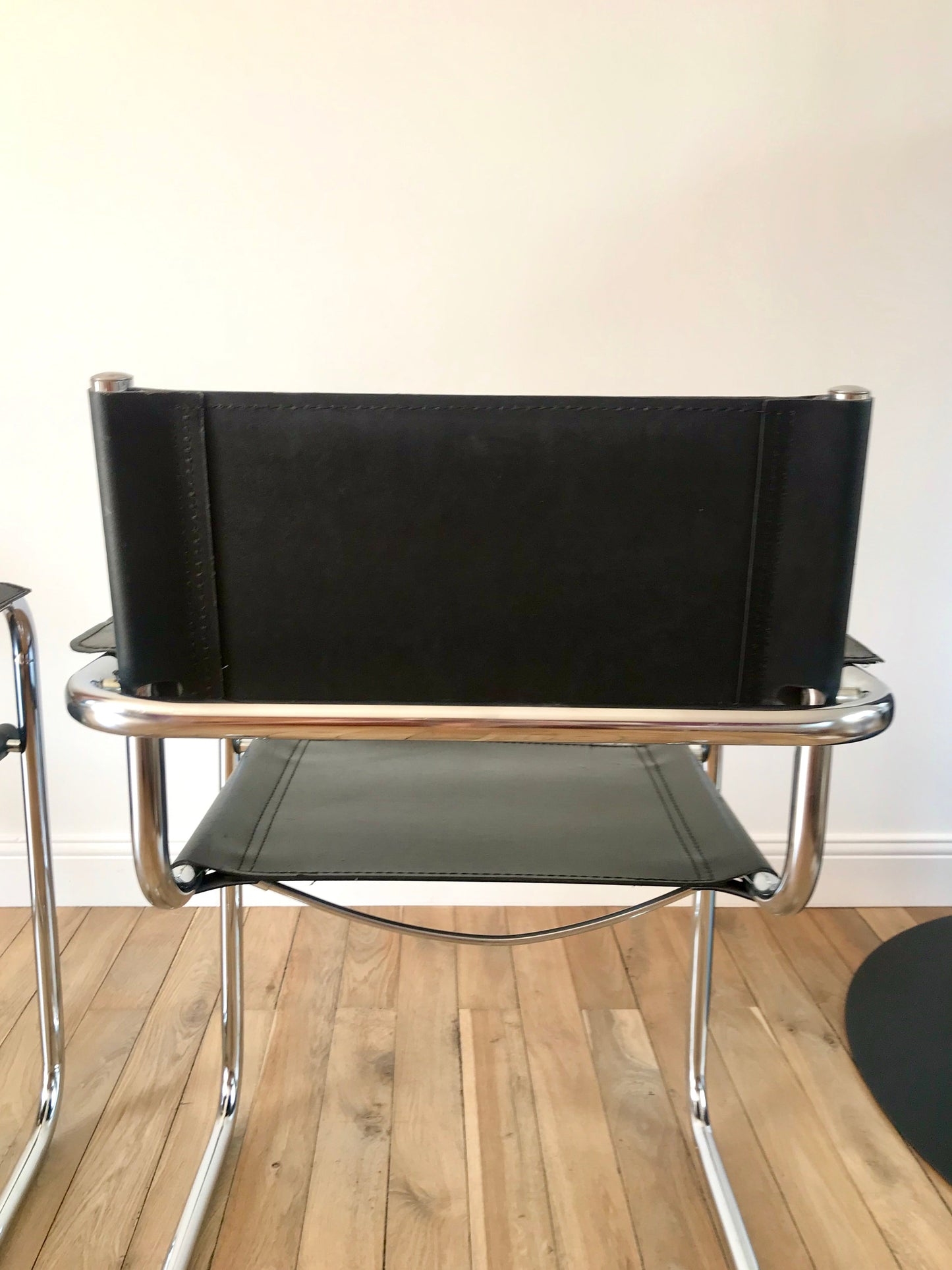 Paire de fauteuils design tubulaires en chrome et croûte de cuir, dans le goût de Mart Stam / Breuer, 1970