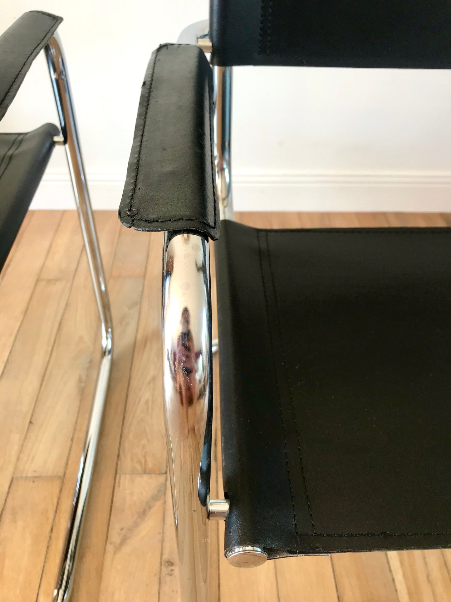 Paire de fauteuils design tubulaires en chrome et croûte de cuir, dans le goût de Mart Stam / Breuer, 1970