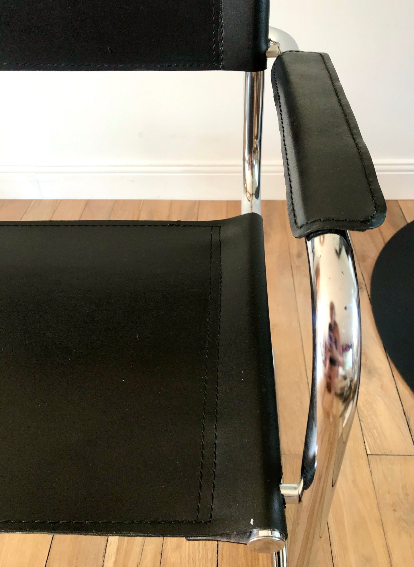 Paire de fauteuils design tubulaires en chrome et croûte de cuir, dans le goût de Mart Stam / Breuer, 1970