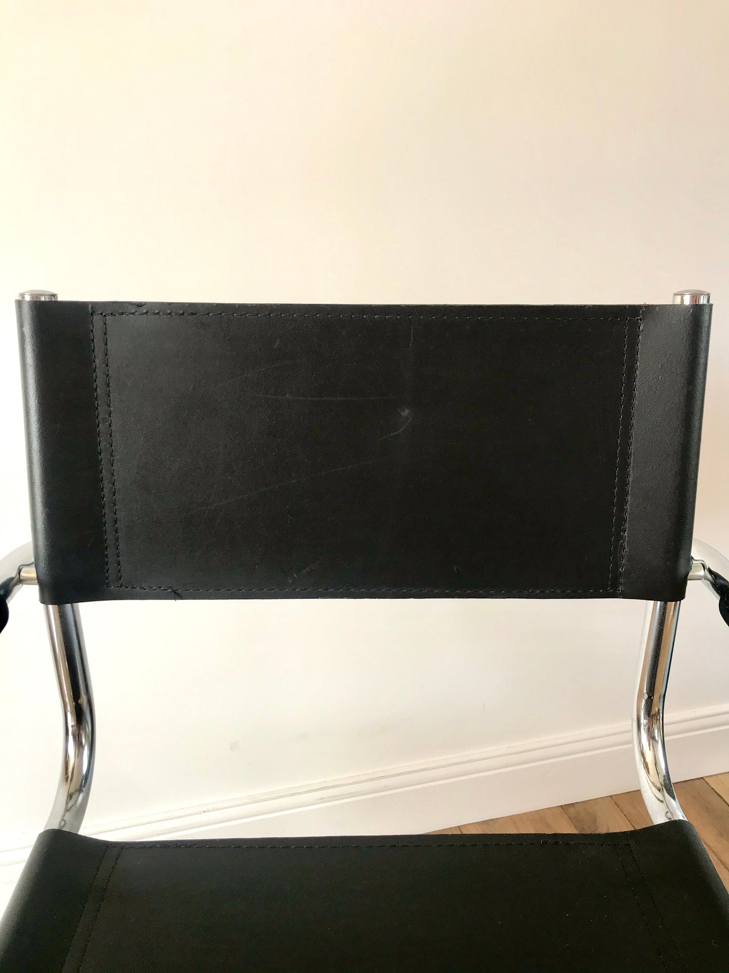Paire de fauteuils design tubulaires en chrome et croûte de cuir, dans le goût de Mart Stam / Breuer, 1970