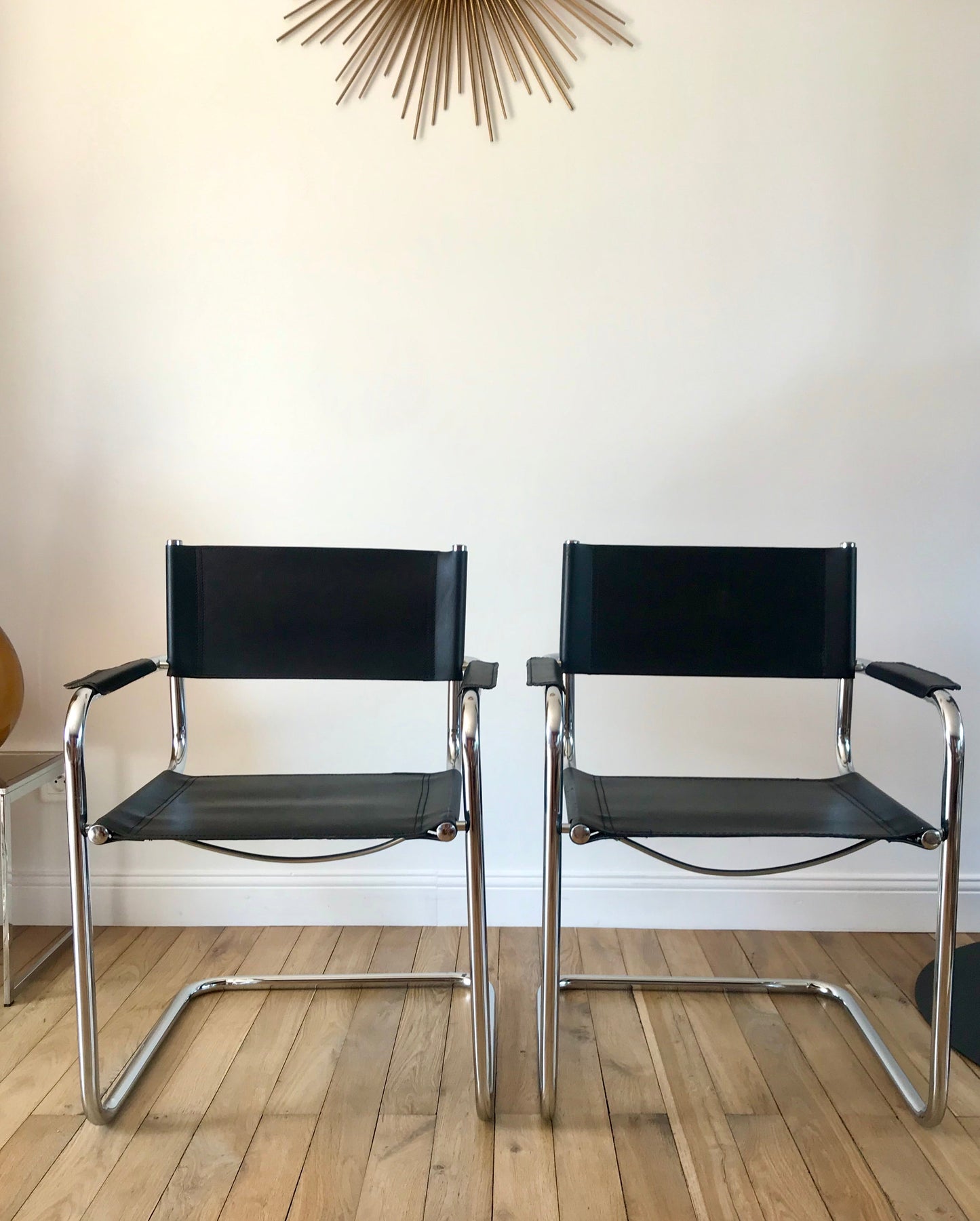 Paire de fauteuils design tubulaires en chrome et croûte de cuir, dans le goût de Mart Stam / Breuer, 1970