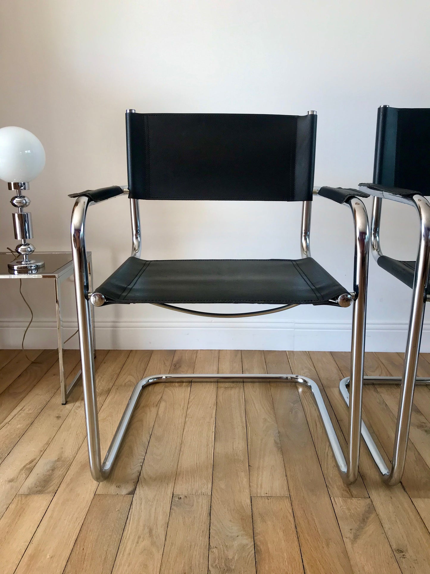 Paire de fauteuils design tubulaires en chrome et croûte de cuir, dans le goût de Mart Stam / Breuer, 1970