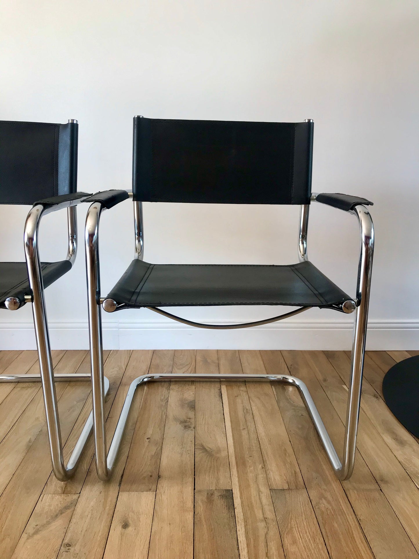 Paire de fauteuils design tubulaires en chrome et croûte de cuir, dans le goût de Mart Stam / Breuer, 1970