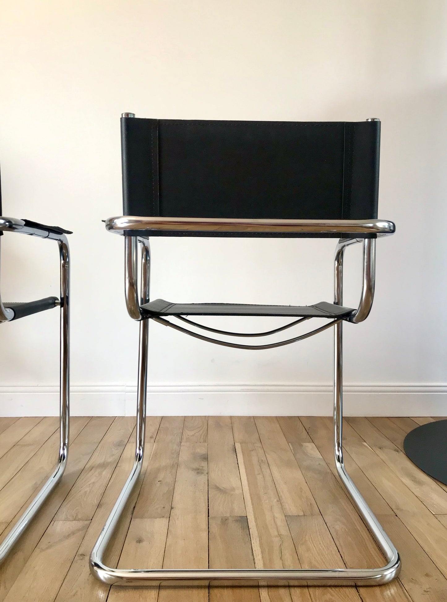 Paire de fauteuils design tubulaires en chrome et croûte de cuir, dans le goût de Mart Stam / Breuer, 1970