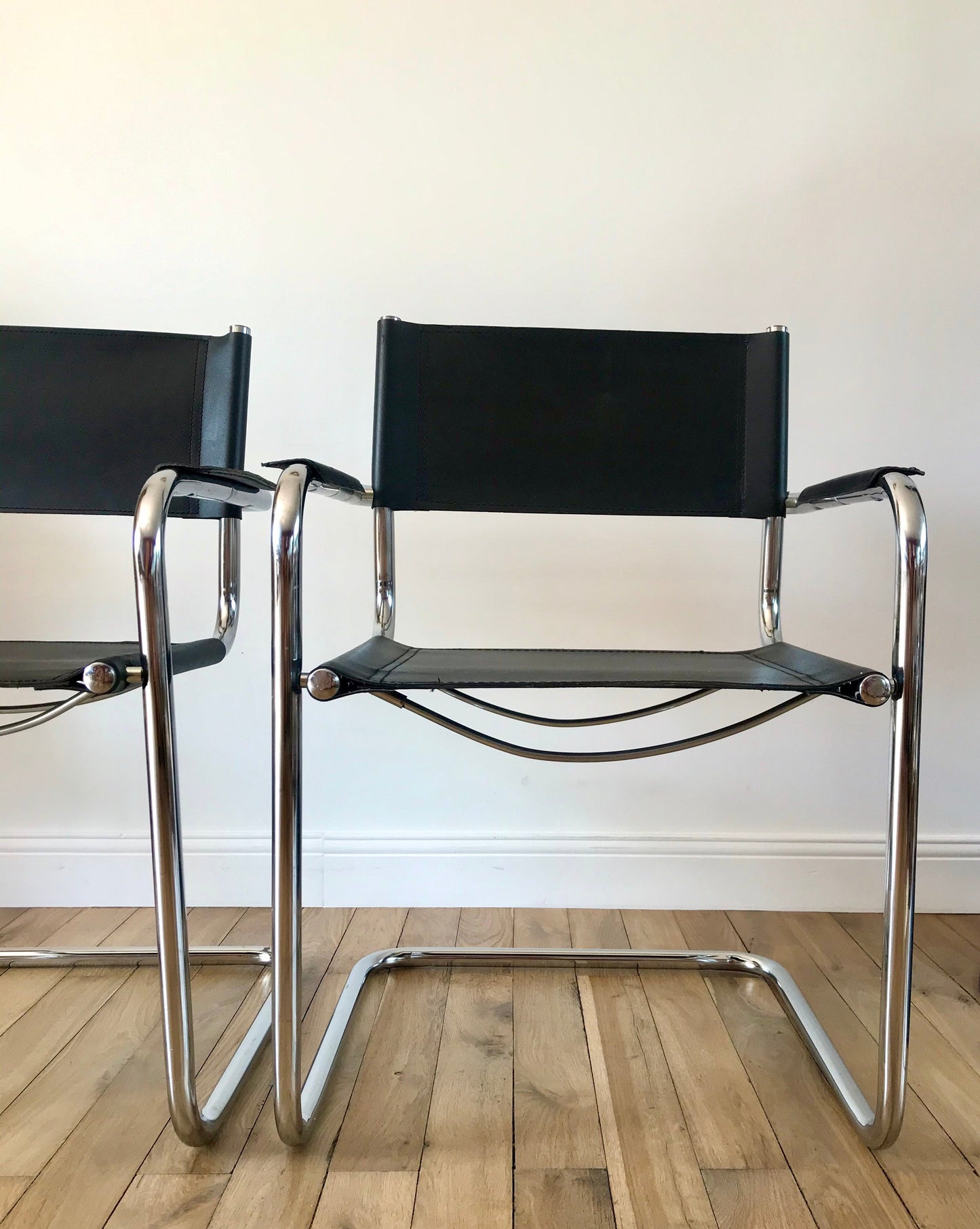Paire de fauteuils design tubulaires en chrome et croûte de cuir, dans le goût de Mart Stam / Breuer, 1970
