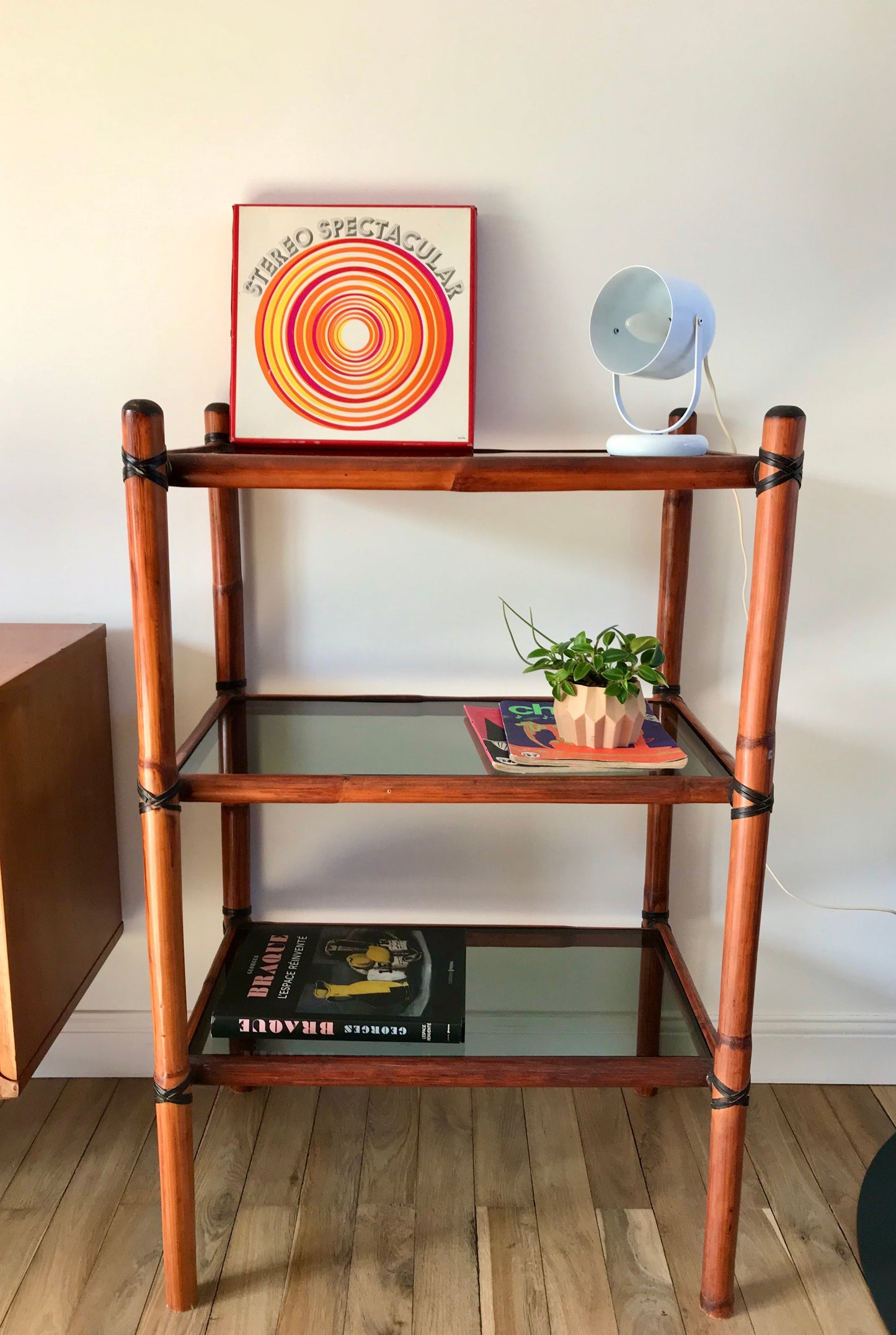 Étagère en rotin, lanières cuir et verre fumé années 70-80