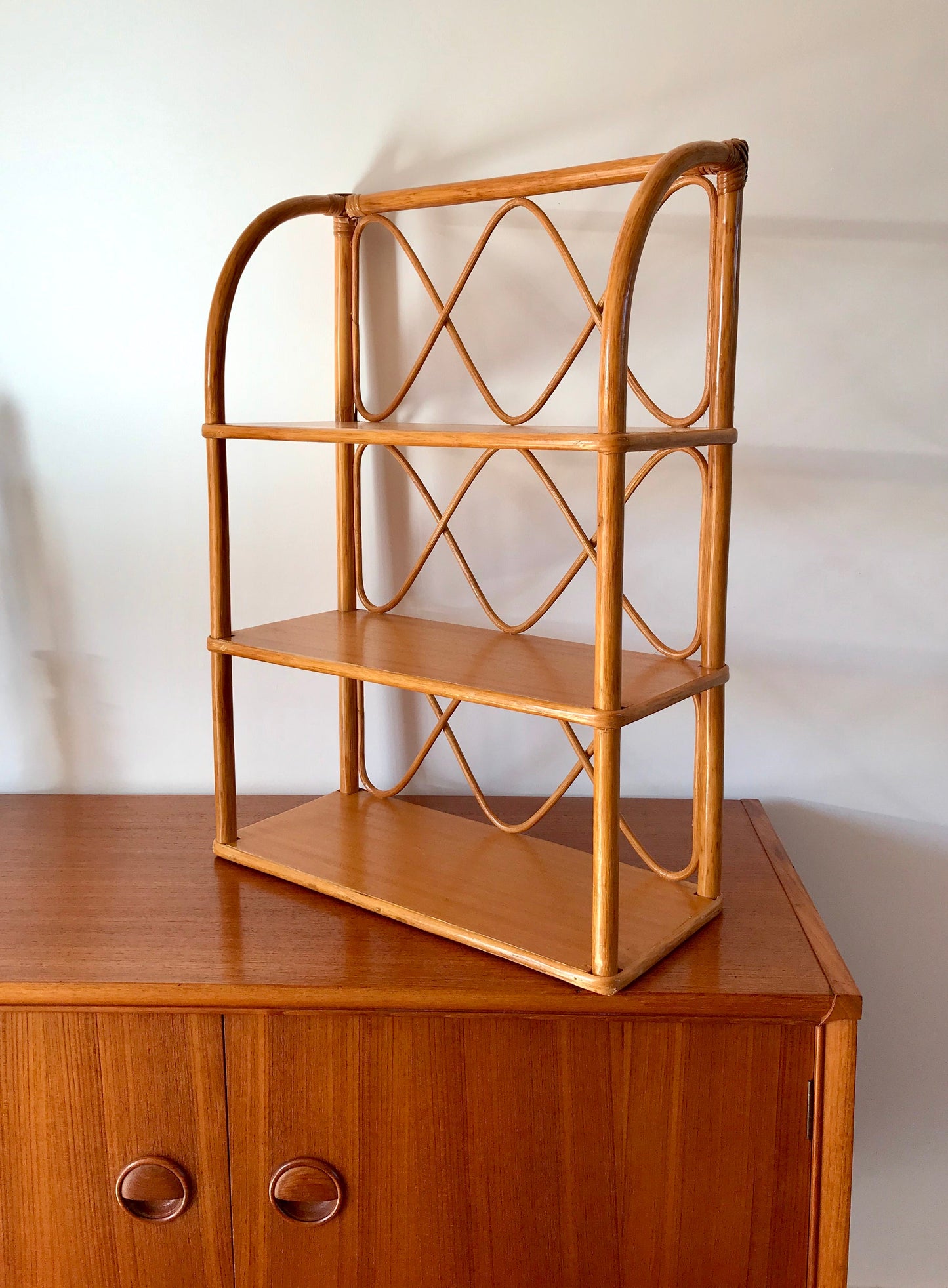 Étagère murale en rotin bambou années 60