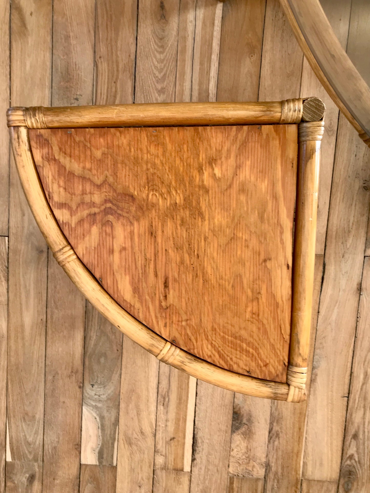 Ensemble en rotin design composé d'une table basse ronde avec plateau en verre fumé et 4 tabourets années 60