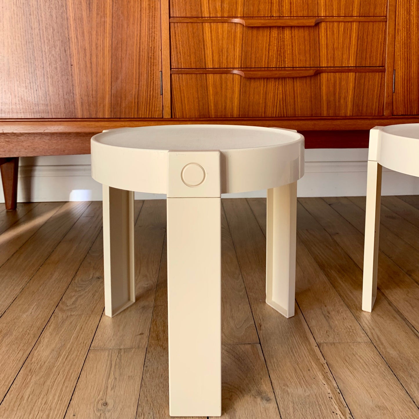 Paire de tables de chevets en plastique blanc design Made in Holland Space Age années 70