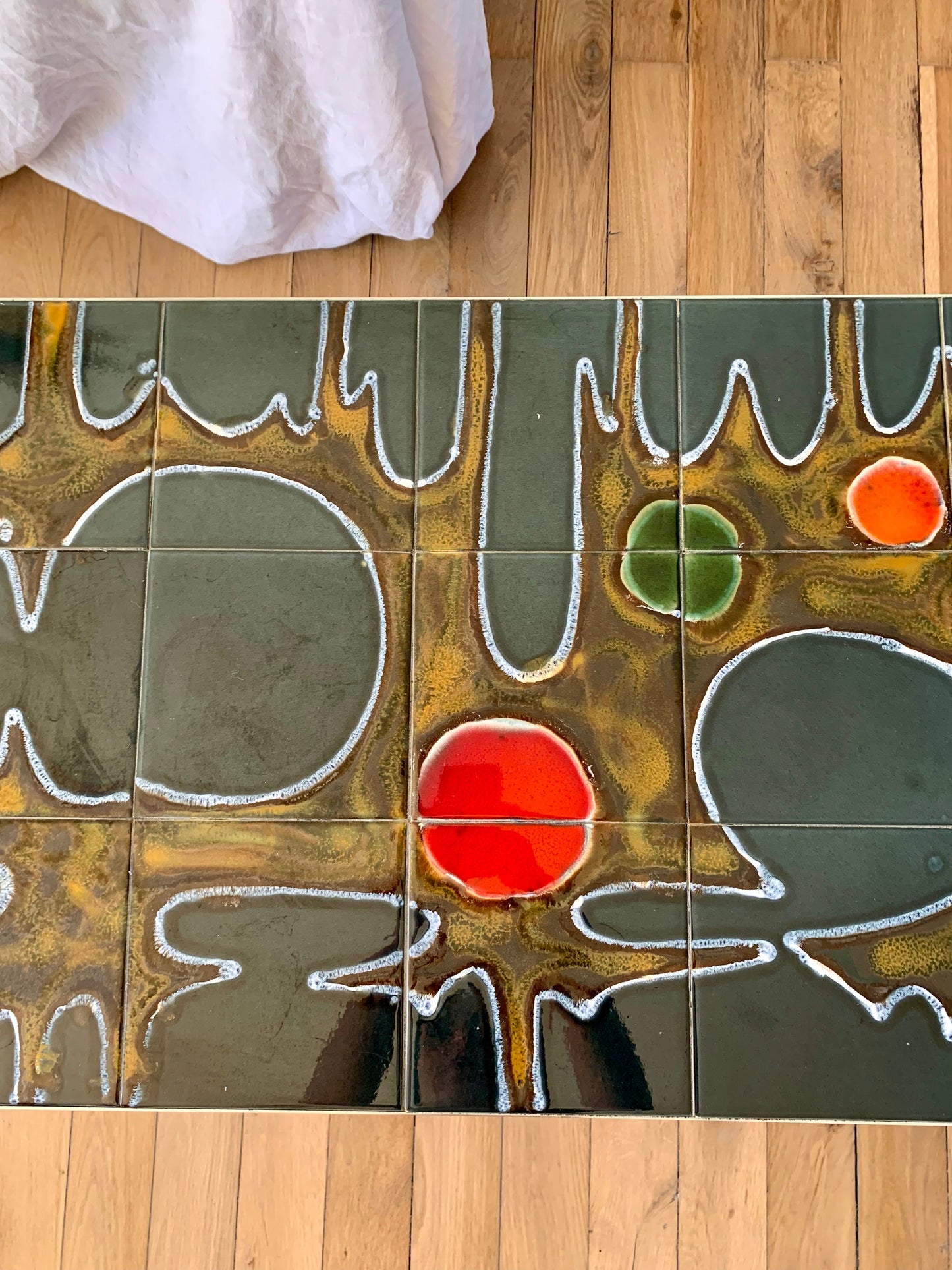 Table basse en céramique design pieds chrome et bois de hêtre abstrait Space Age années 70