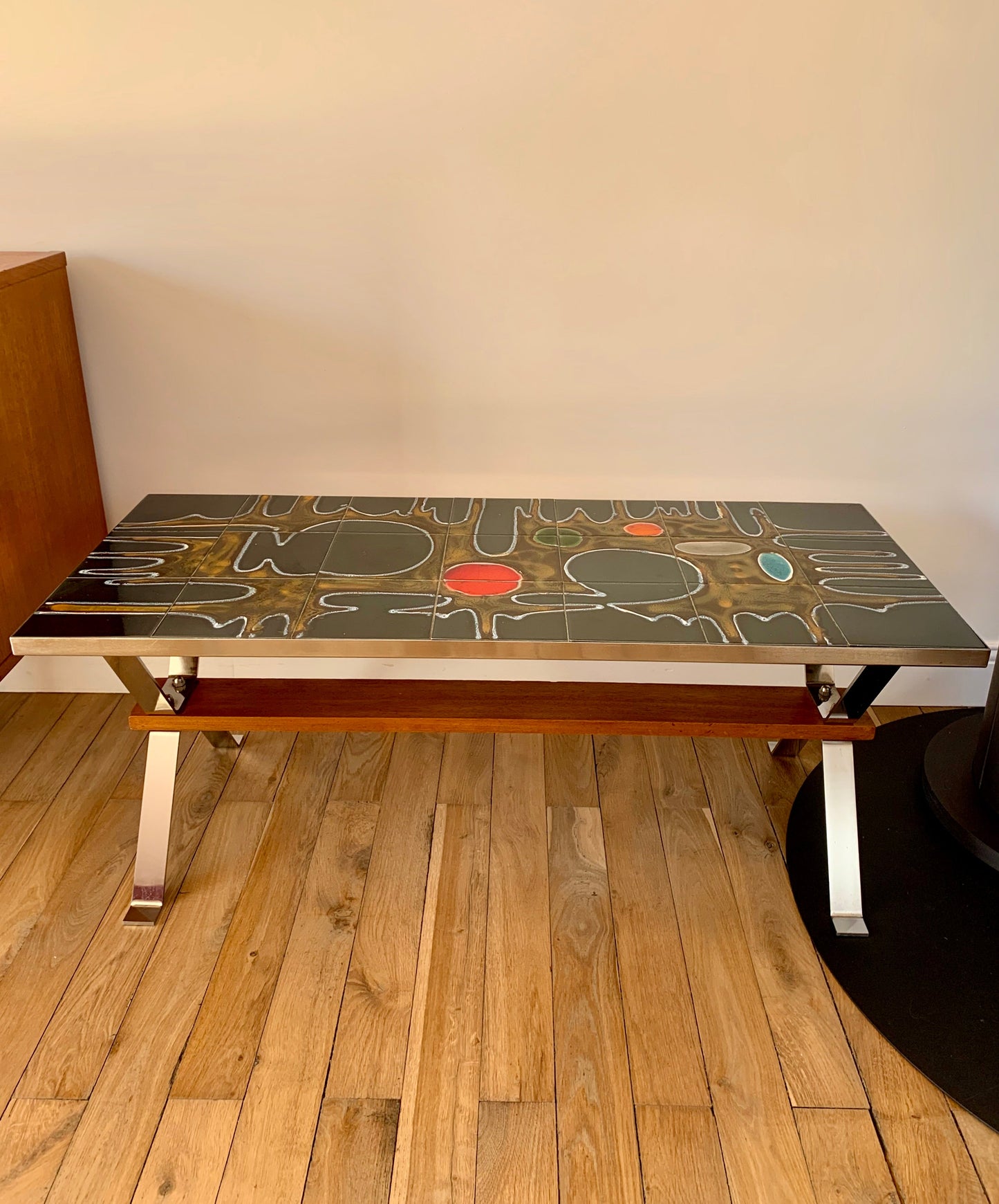 Table basse en céramique design pieds chrome et bois de hêtre abstrait Space Age années 70