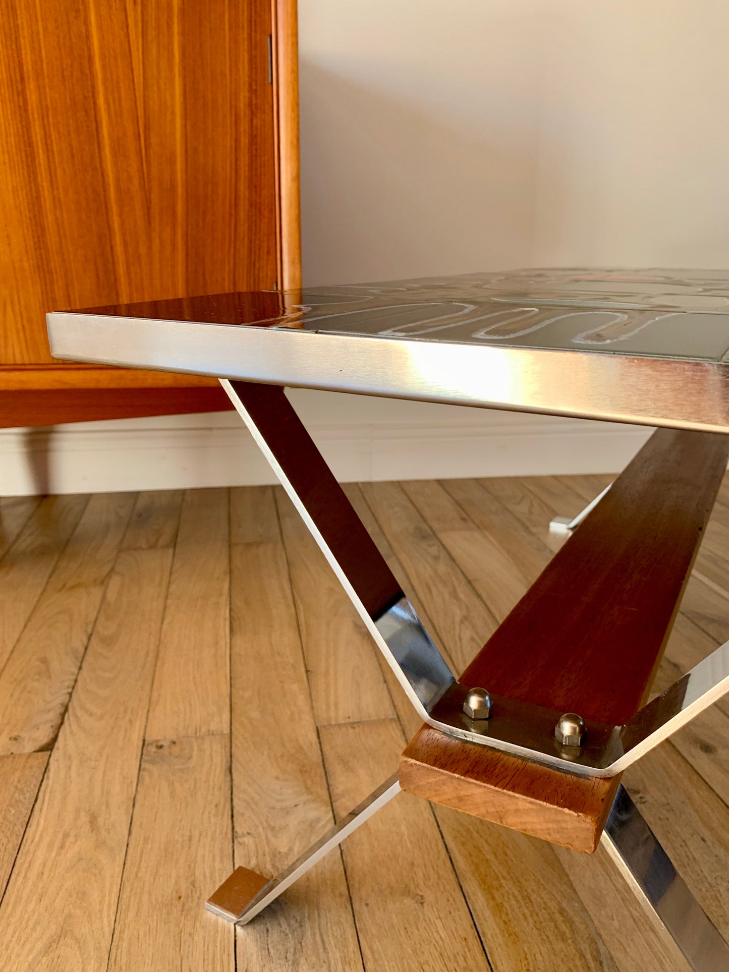 Table basse en céramique design pieds chrome et bois de hêtre abstrait Space Age années 70