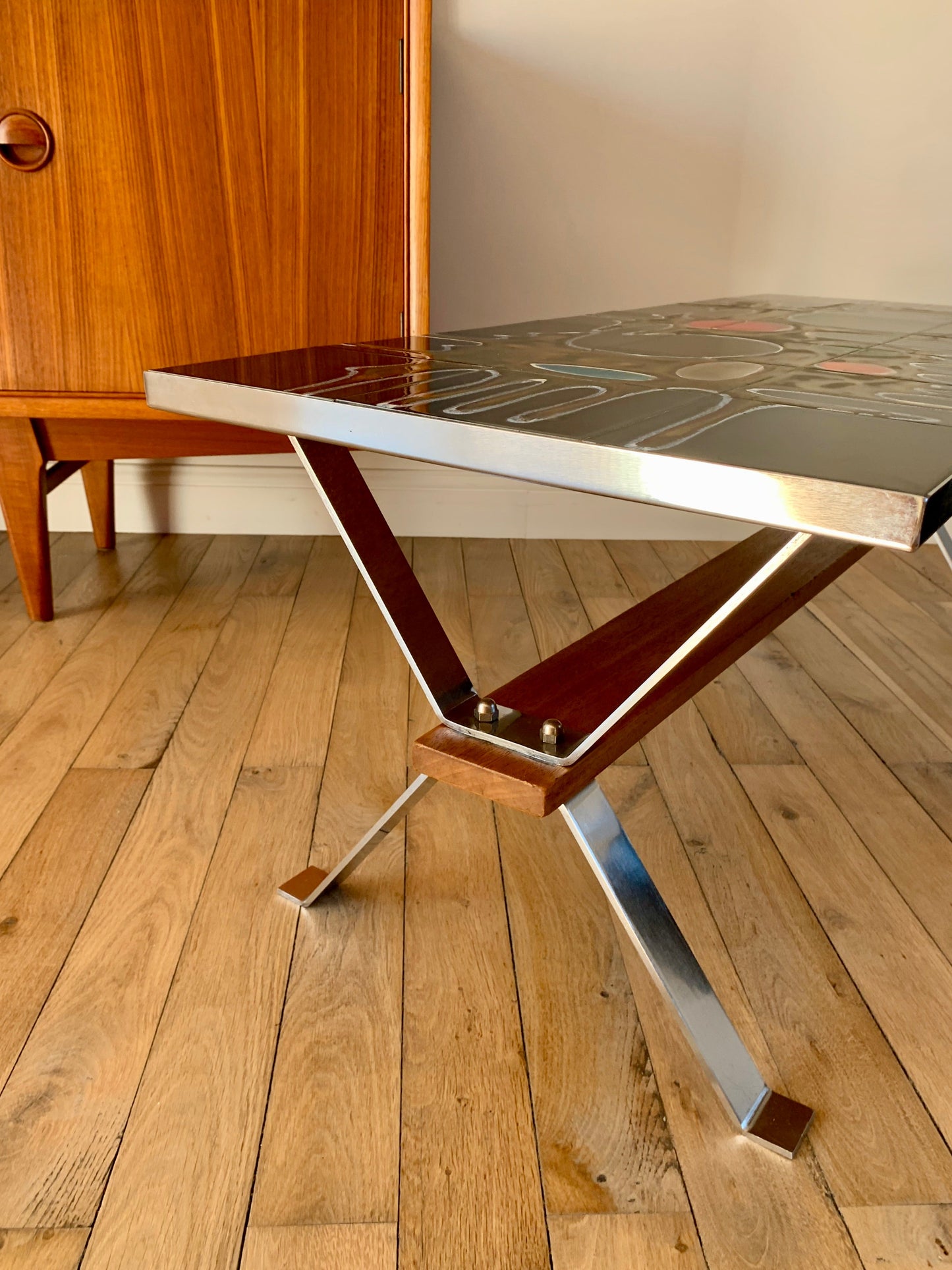 Table basse en céramique design pieds chrome et bois de hêtre abstrait Space Age années 70