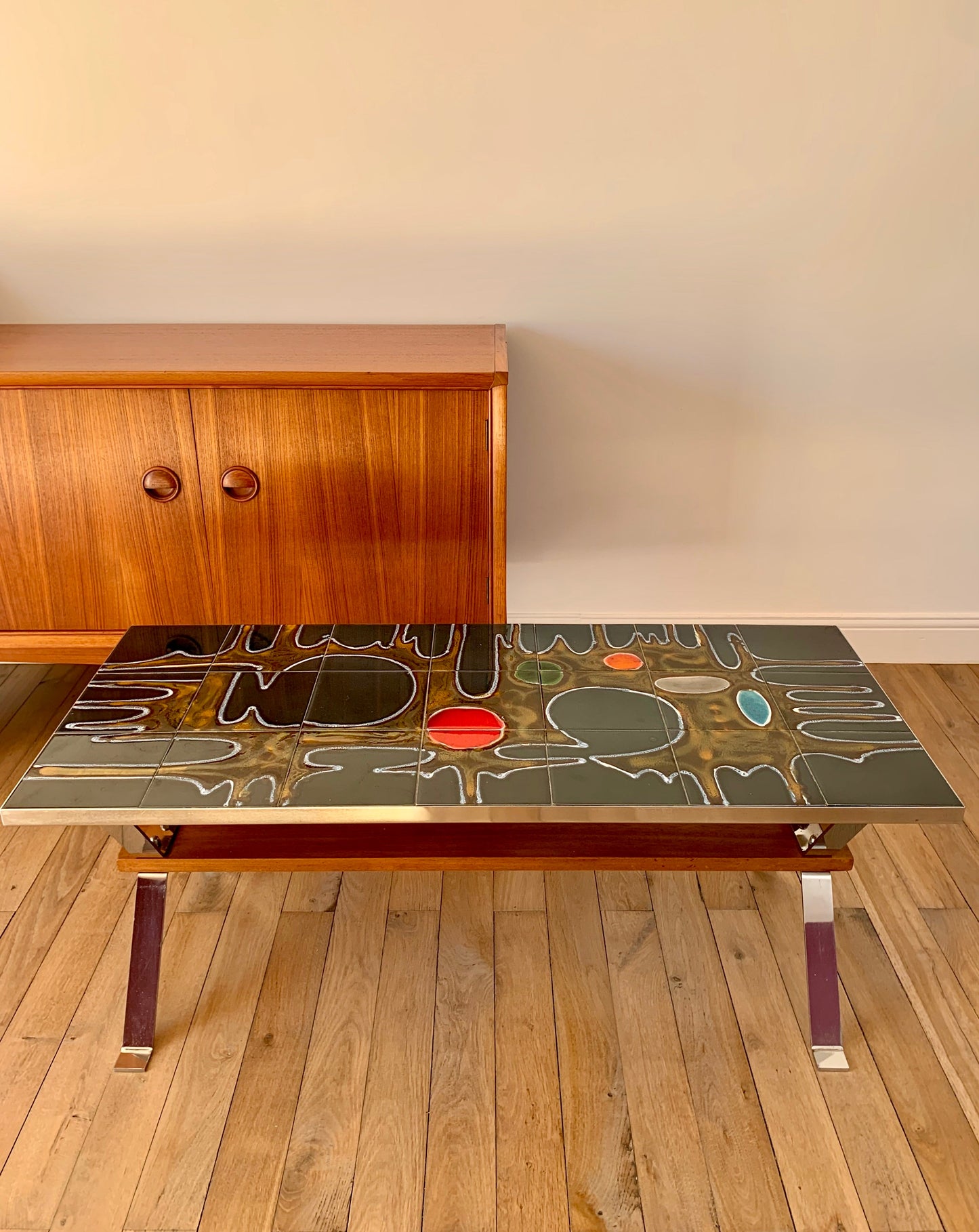 Table basse en céramique design pieds chrome et bois de hêtre abstrait Space Age années 70