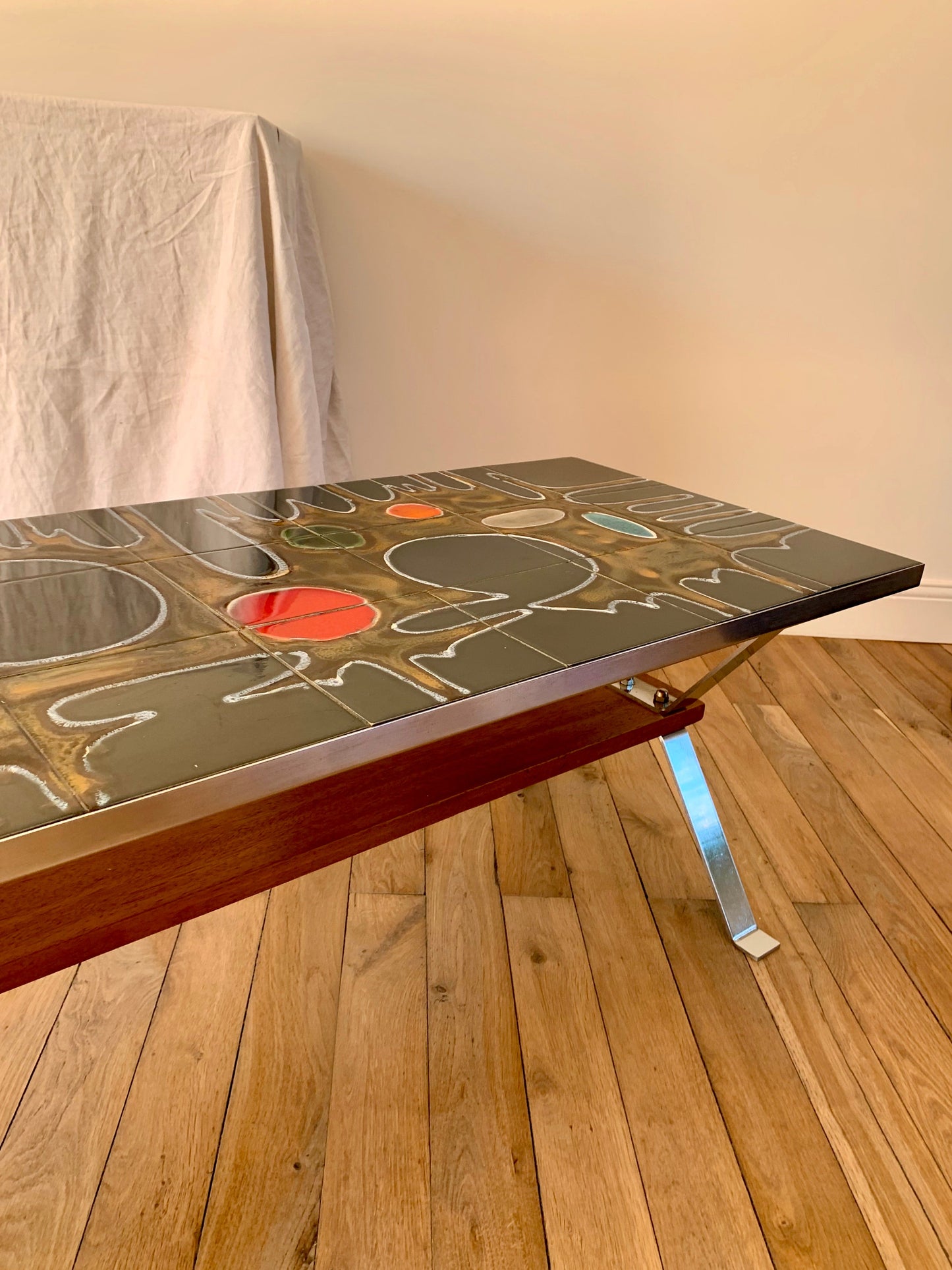 Table basse en céramique design pieds chrome et bois de hêtre abstrait Space Age années 70