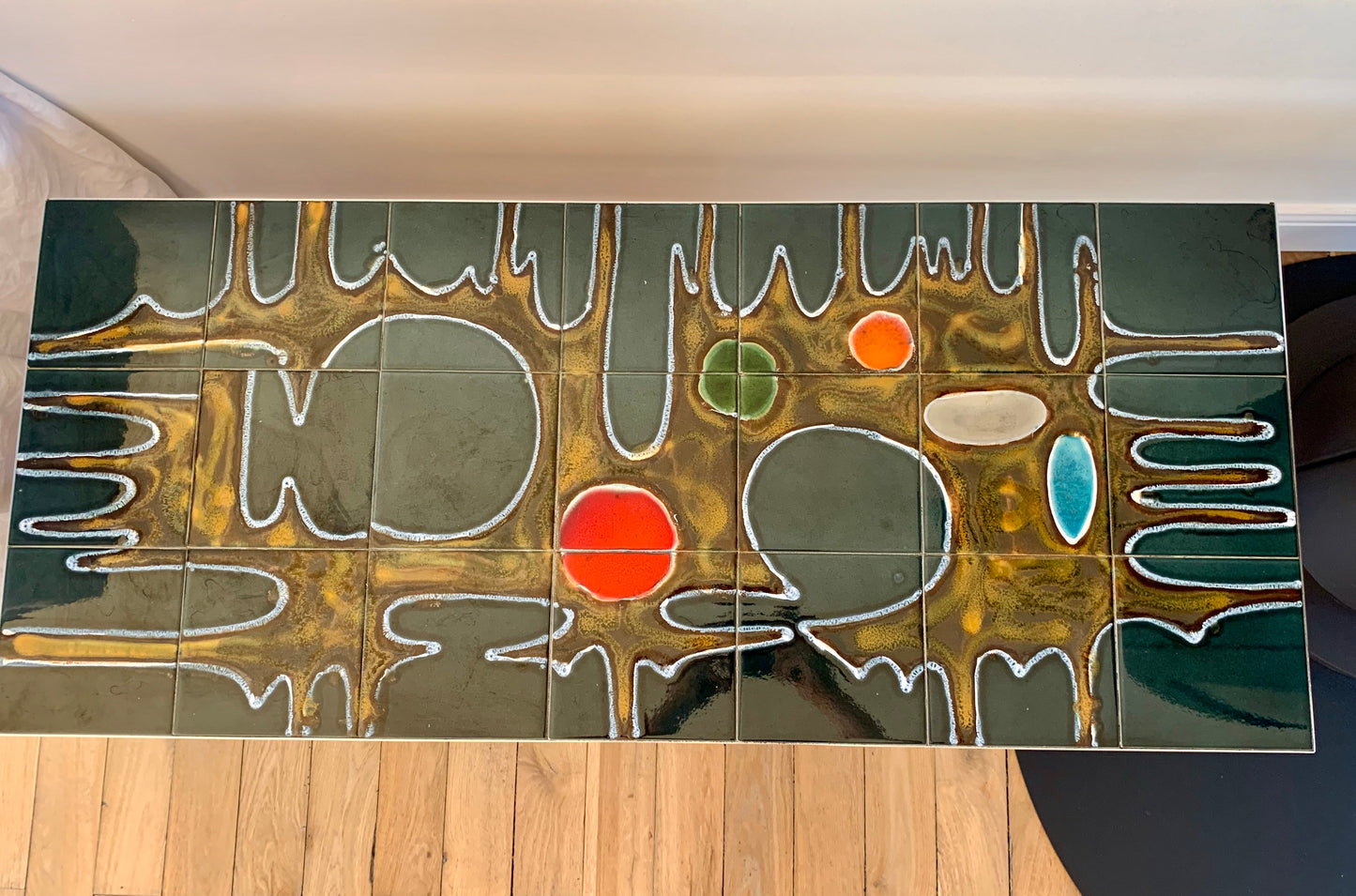 Table basse en céramique design pieds chrome et bois de hêtre abstrait Space Age années 70
