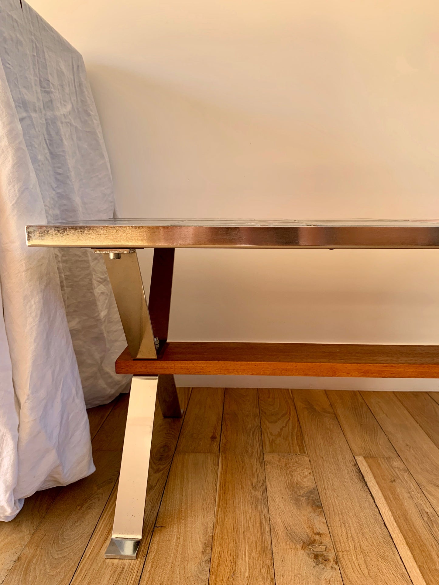 Table basse en céramique design pieds chrome et bois de hêtre abstrait Space Age années 70